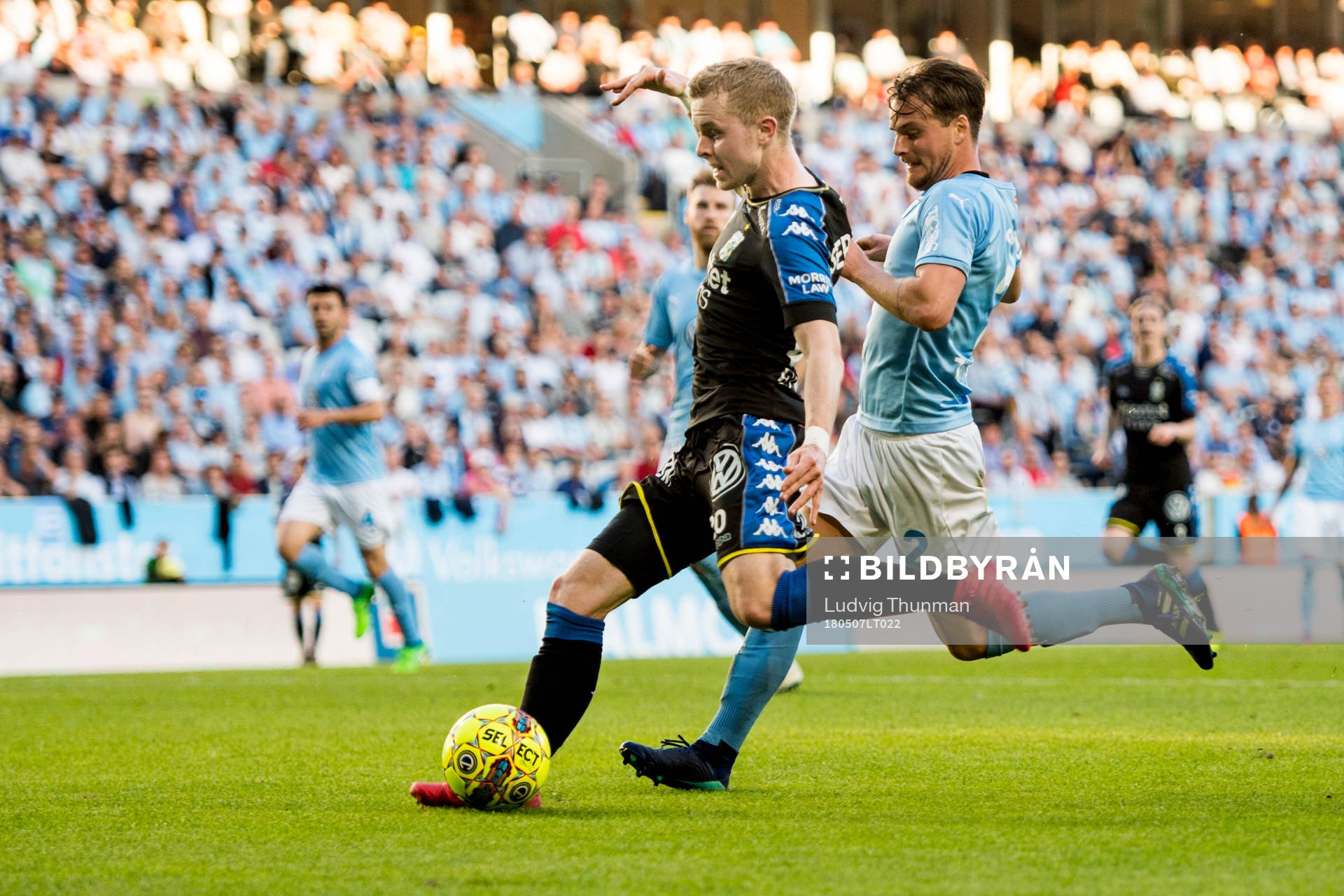 IFK Göteborgs Victor Wernersson gör 0-1 jagad av Malmö