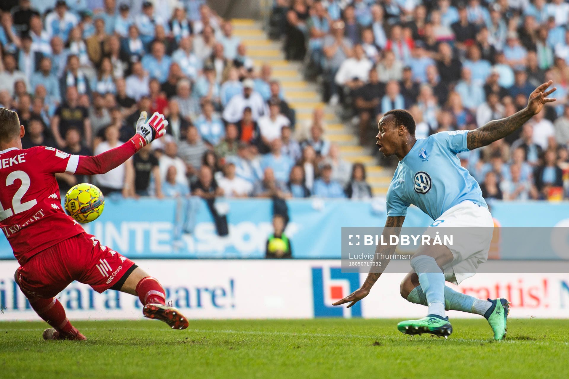 Malmö FFs Carlos Strandberg med ett läge mot IFK