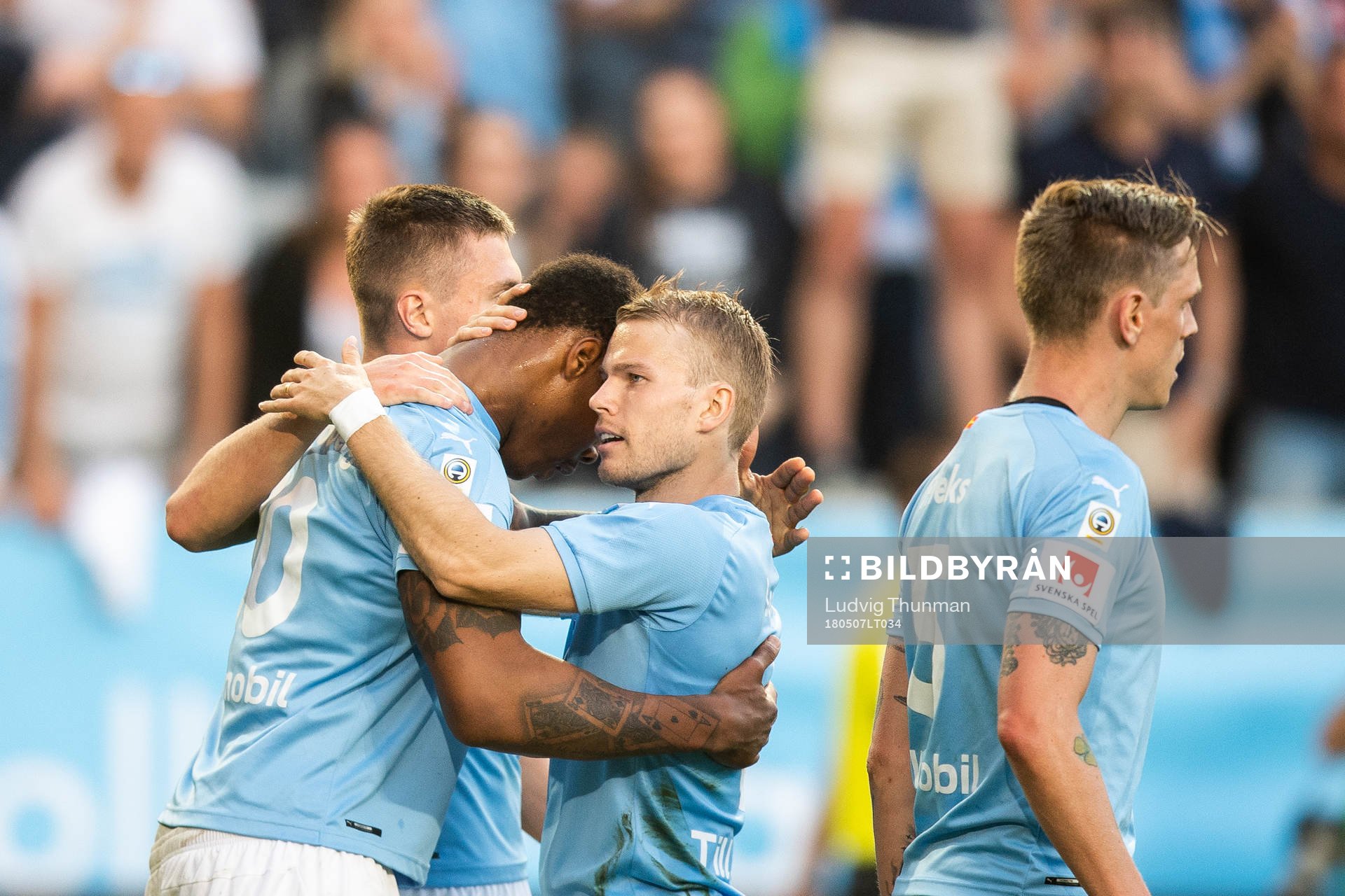 Malmö FFs Carlos Strandberg kramas om