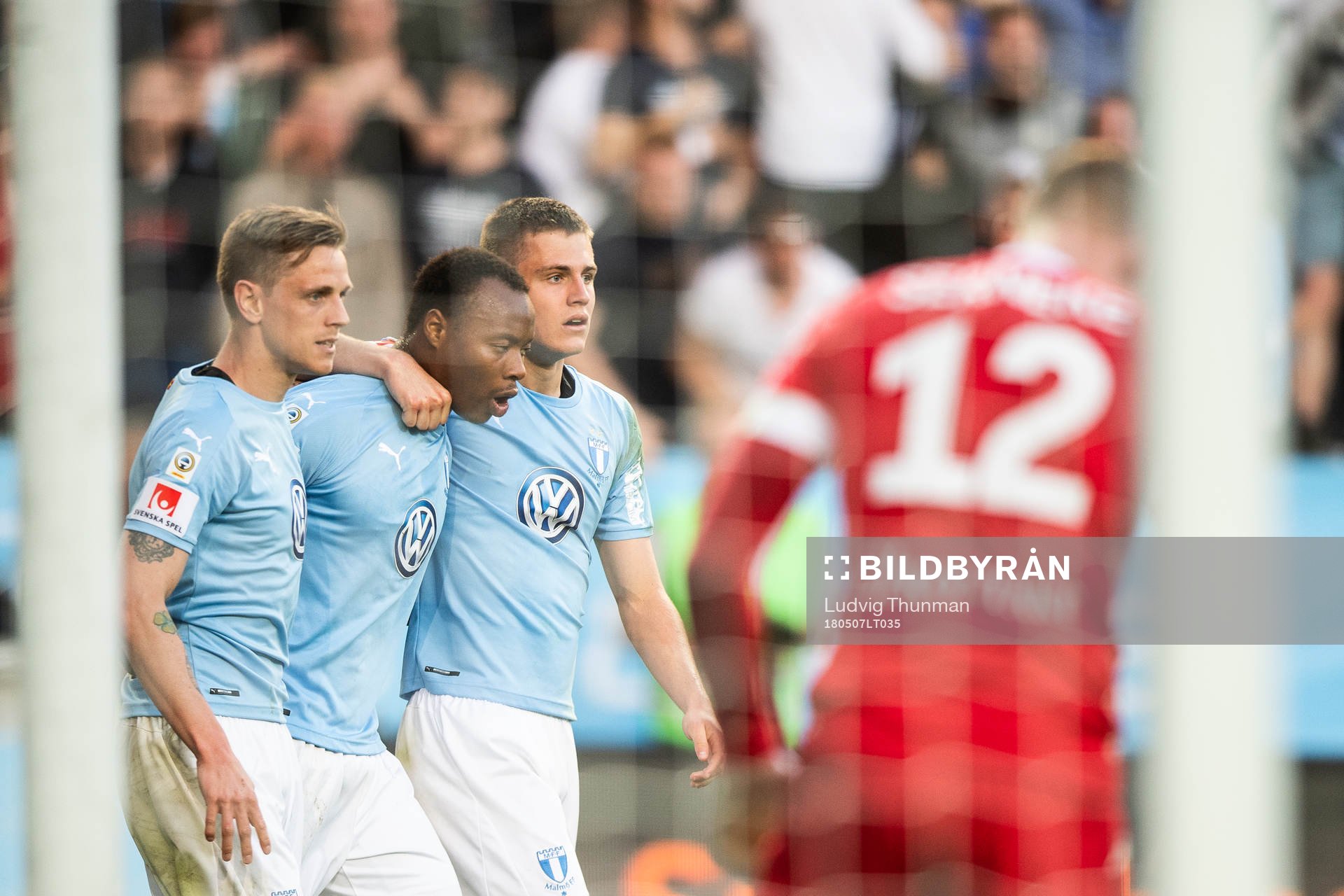 Malmö FFs Carlos Strandberg (mitten) jublar med lagkamrater