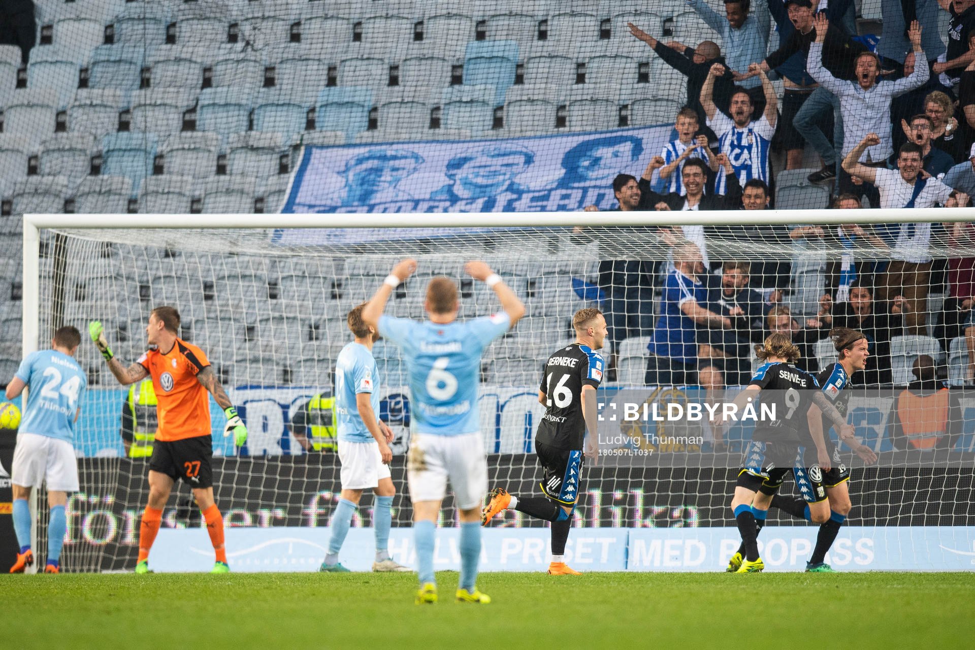 Malmö FFs Lasse Nielsen och målvakt Johan Dahlin  deppar