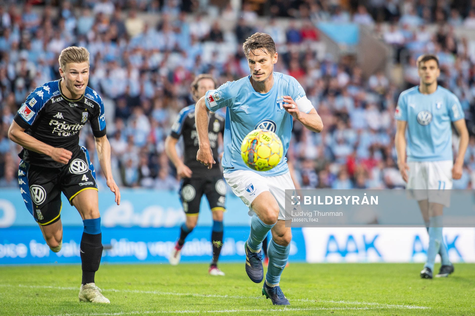 IFK Göteborgs Carl Starfelt jagar Malmö FFs Markus