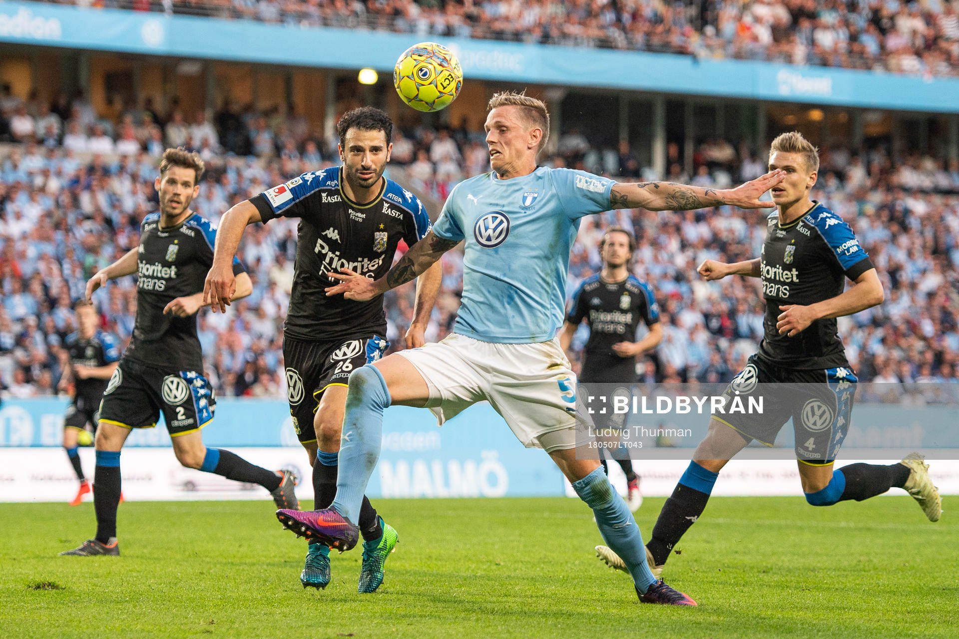 IFK Göteborgs André Calisir i kamp om bollen med Malmö