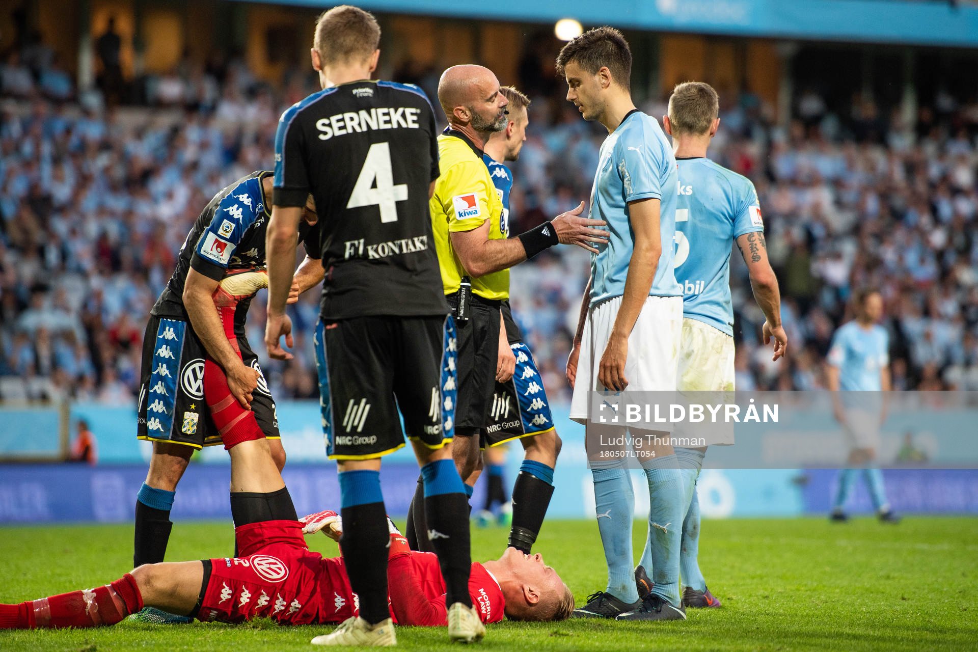 IFK Göteborgs målvakt Pontus Dahlberg ligger ner