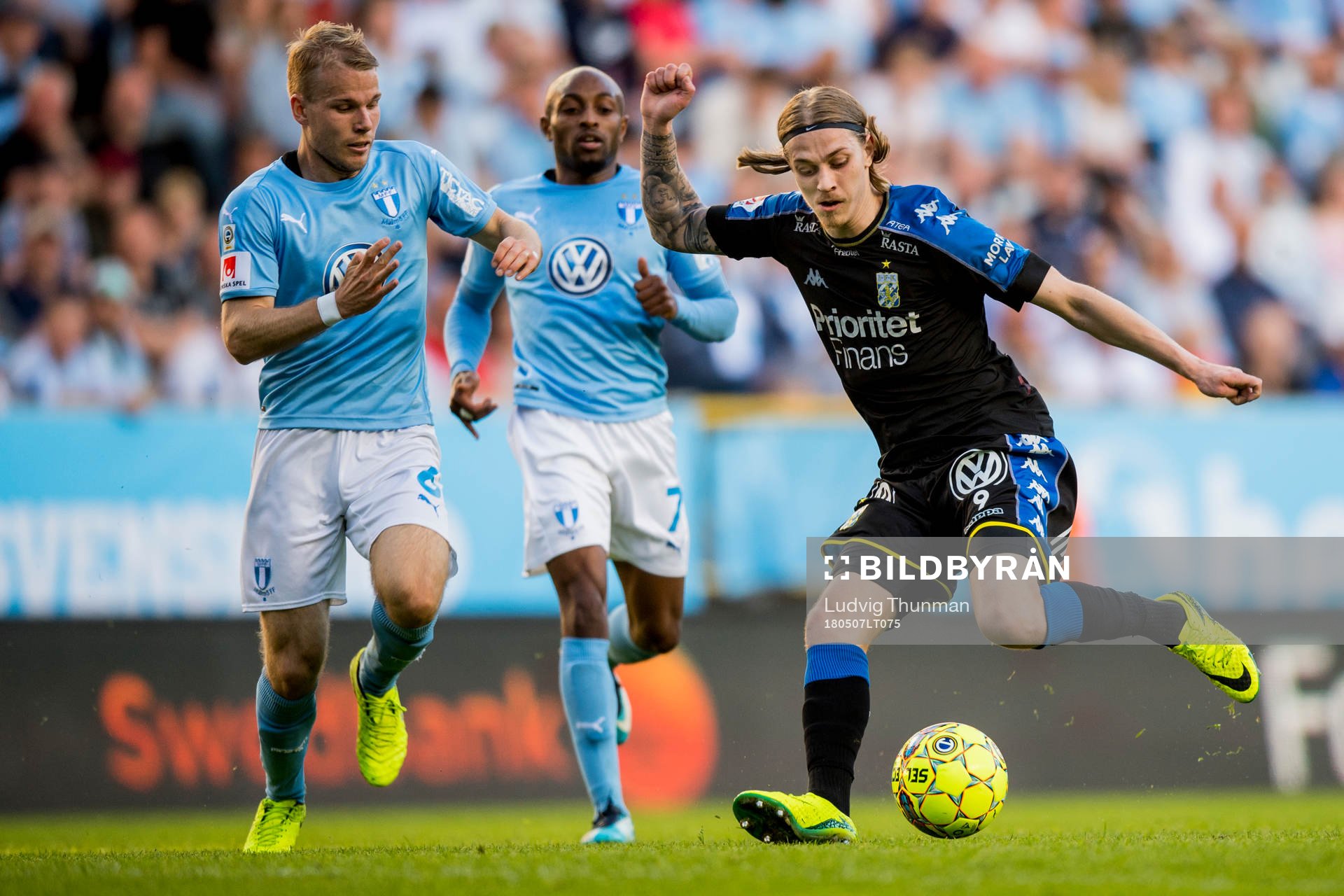 IFK Göteborgs Elias Mar Omarsson  bevakas av Malmö FFs