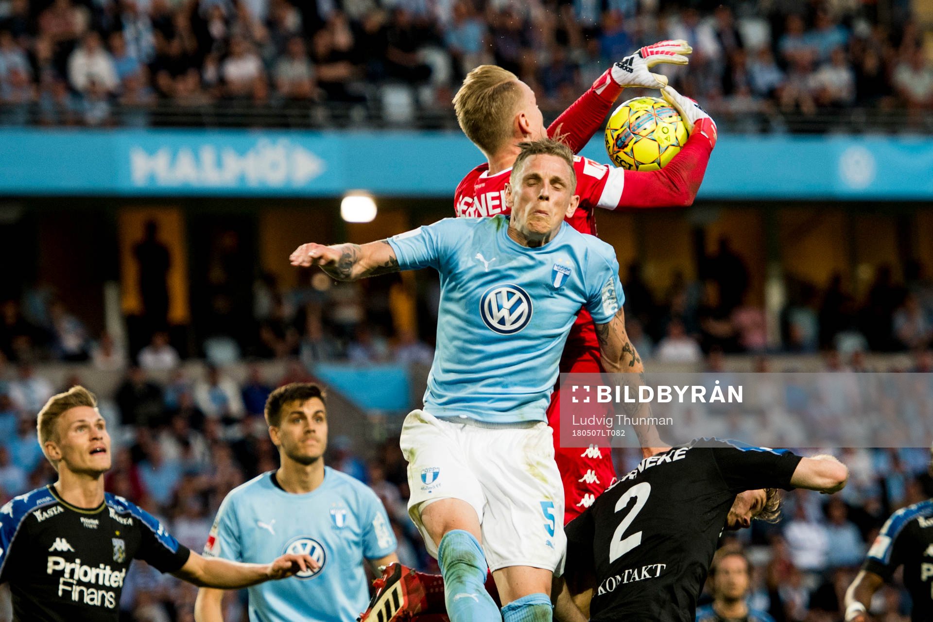 Malmö FFs Sören Rieks i kamp om bollen med IFK Göteborgs
