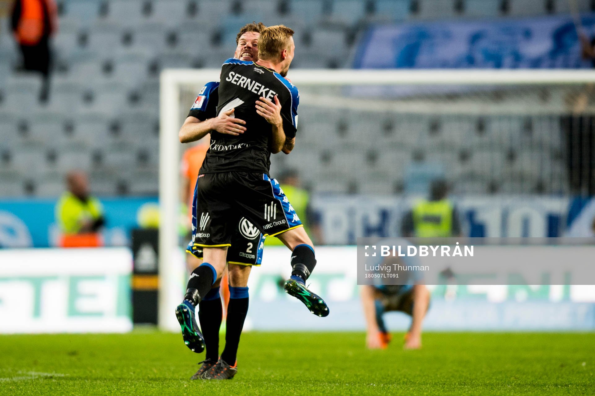 IFK Göteborgs Emil Salomonsson kramas om av Sebastian