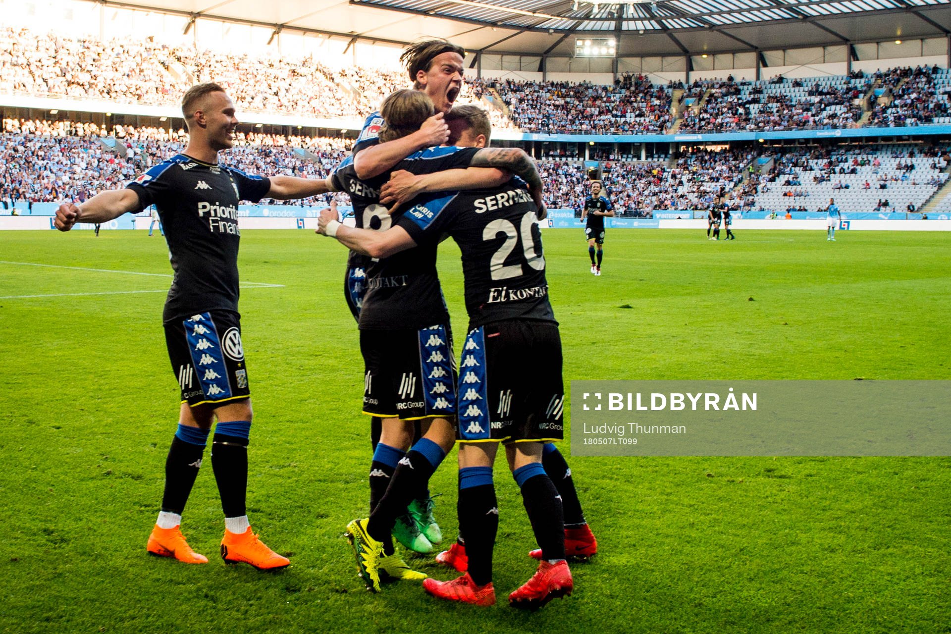 IFK Göteborgs Victor Wernersson jublar med Elias Mar