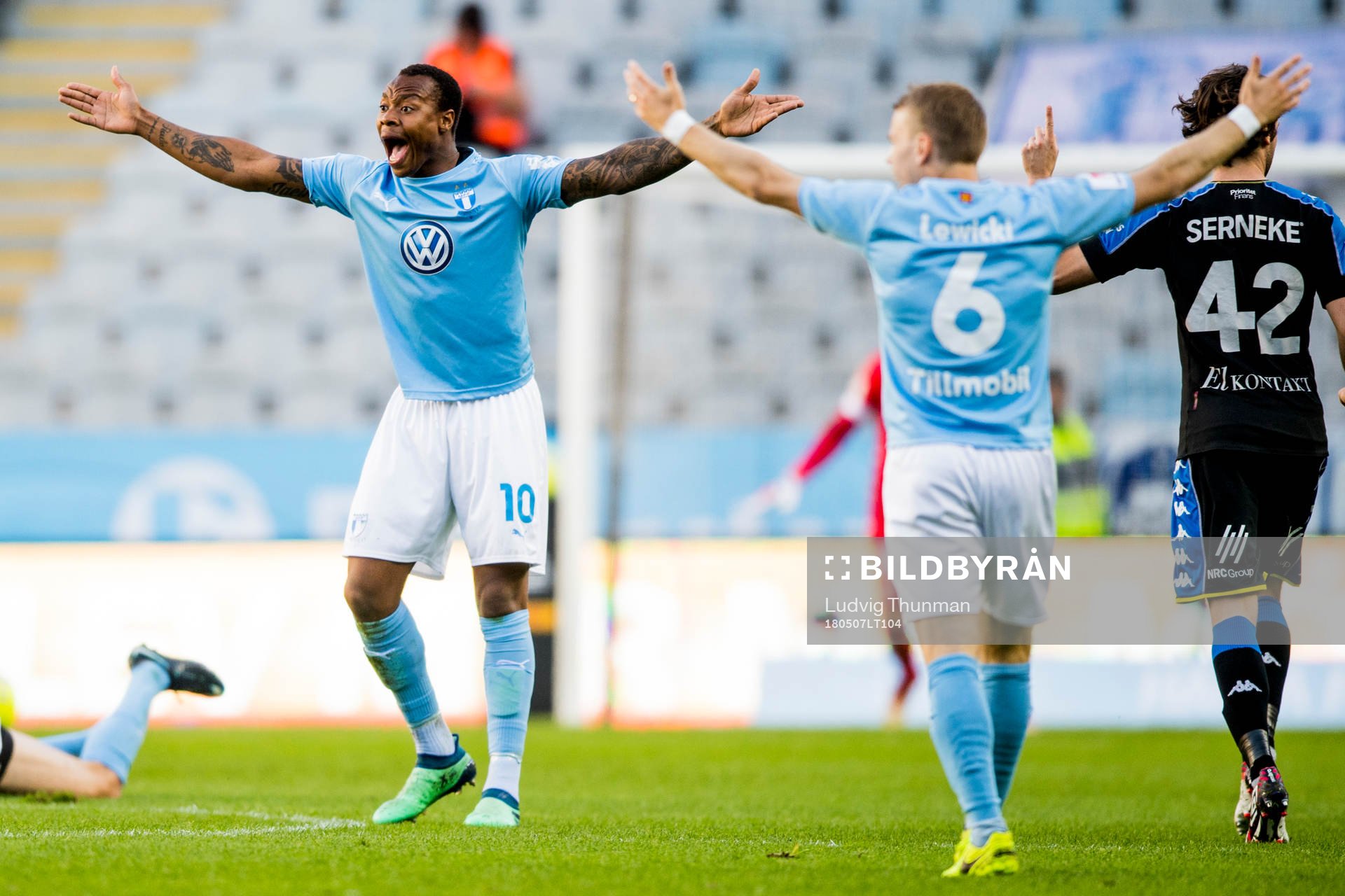 Malmö FFs Carlos Strandberg reagerar på ett domslut