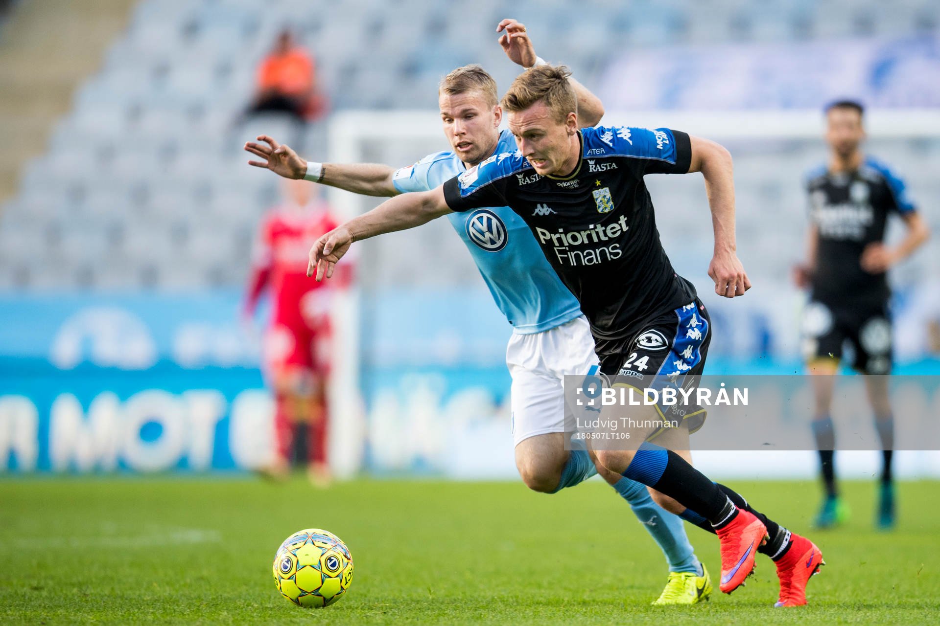 IFK Göteborgs Sebastian Ohlsson jagas av Malmö FFs Oscar