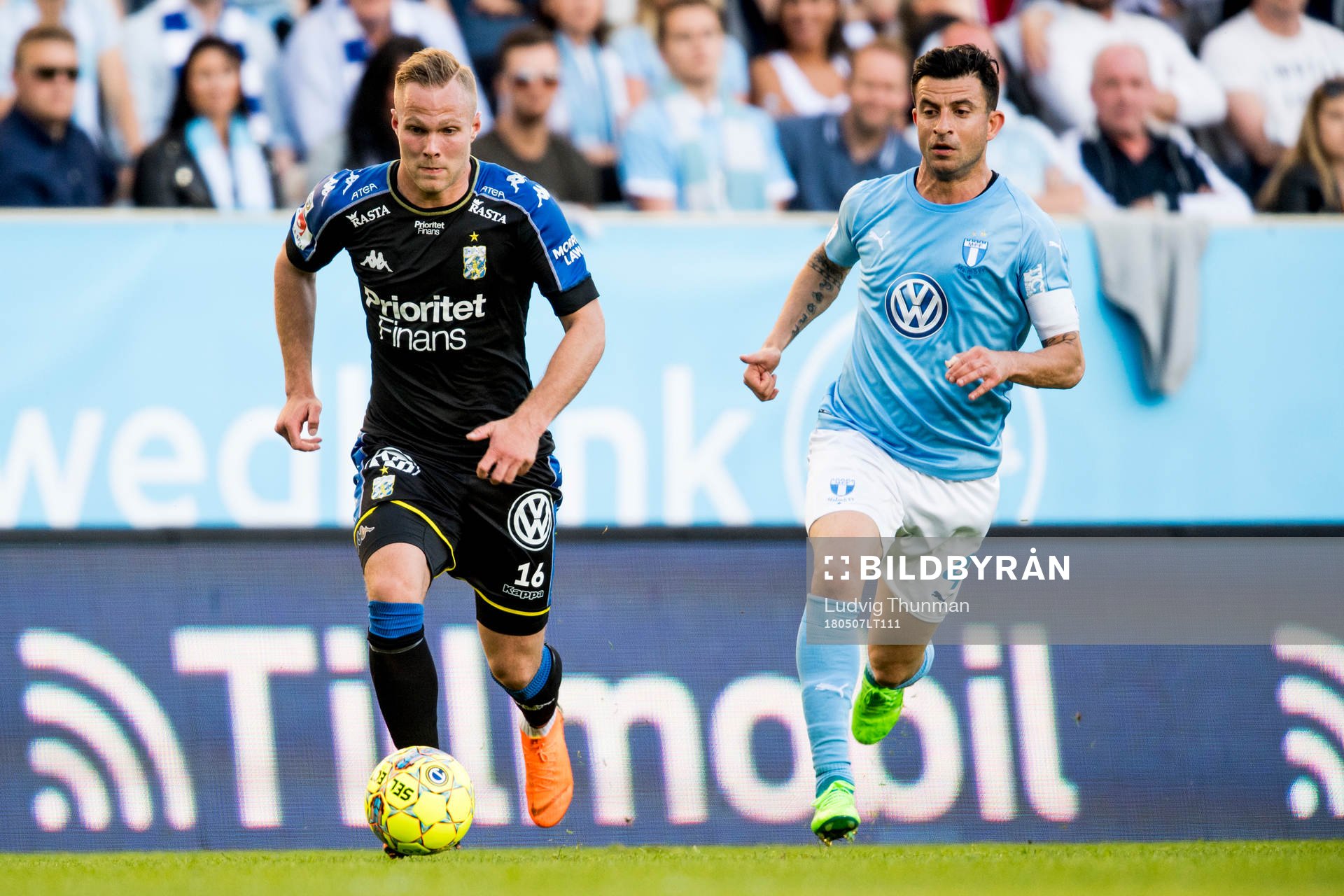 IFK Göteborgs Gustav Engvall jags av Malmö FFs Behrang