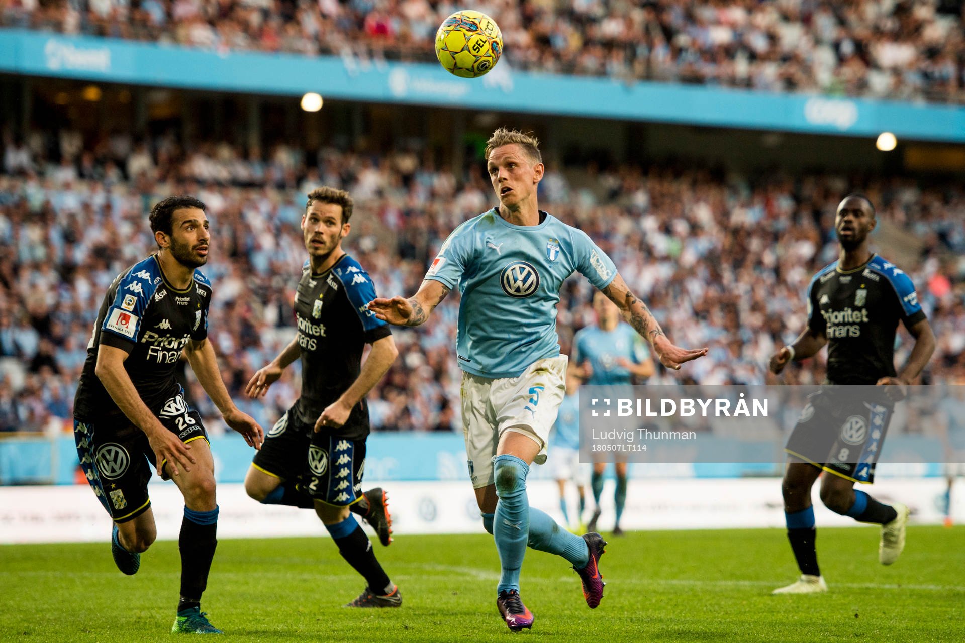 Malmö FFs Sören Rieks bevakas av IFK Göteborgs André