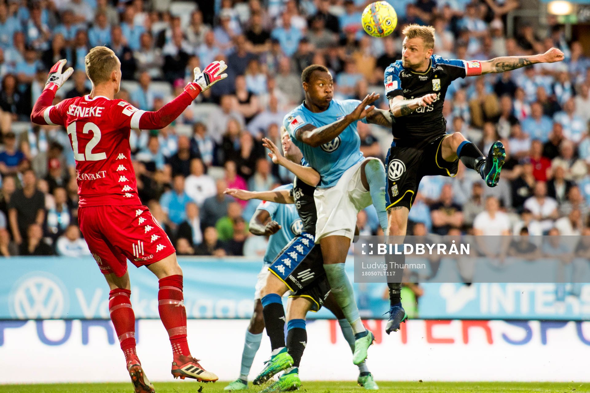IFK Göteborgs Sebastian Eriksson i kamp om bollen med