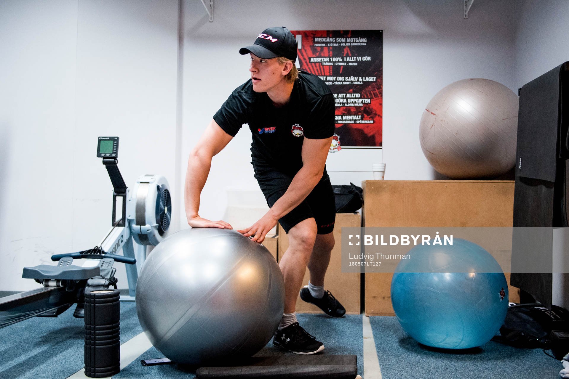 Emil Sylvegård tränar i gymmet
