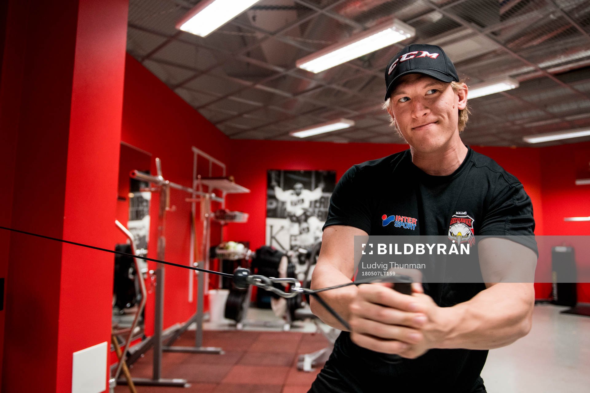 Emil Sylvegård tränar i gymmet
