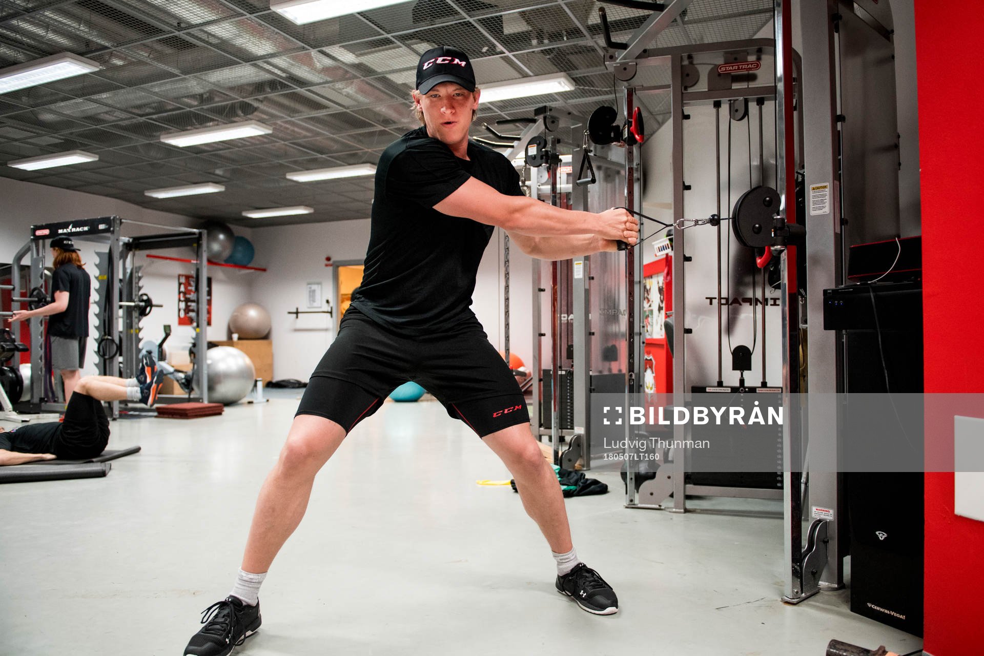 Emil Sylvegård tränar i gymmet