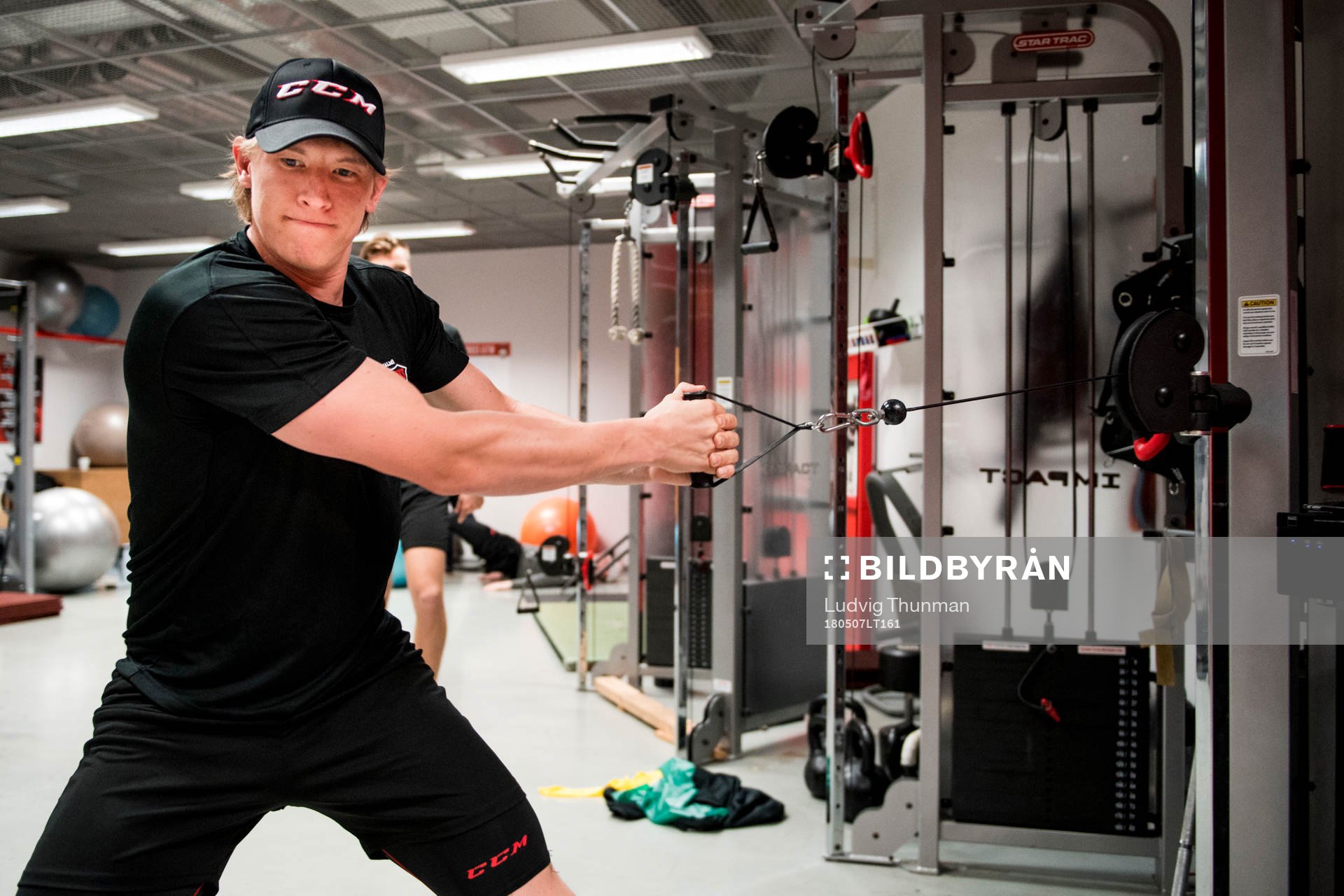 Emil Sylvegård tränar i gymmet