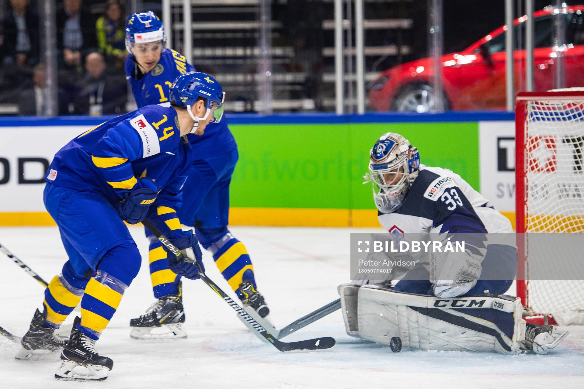 Sveriges Gustav Nyquist och Mikael Backlund oroar framför