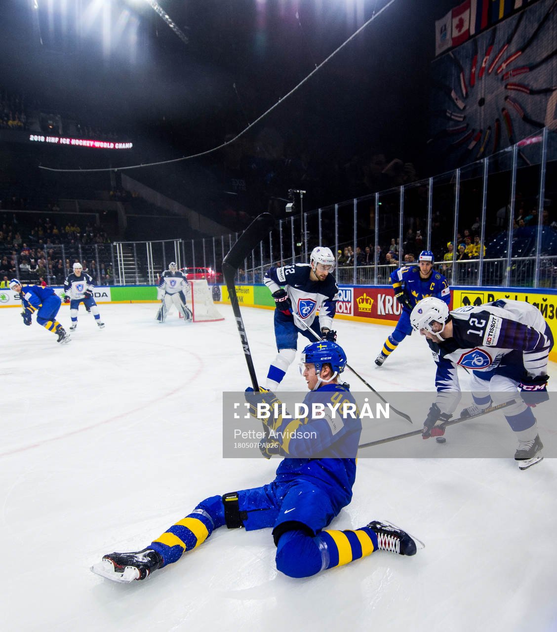 Sveriges Elias Pettersson faller