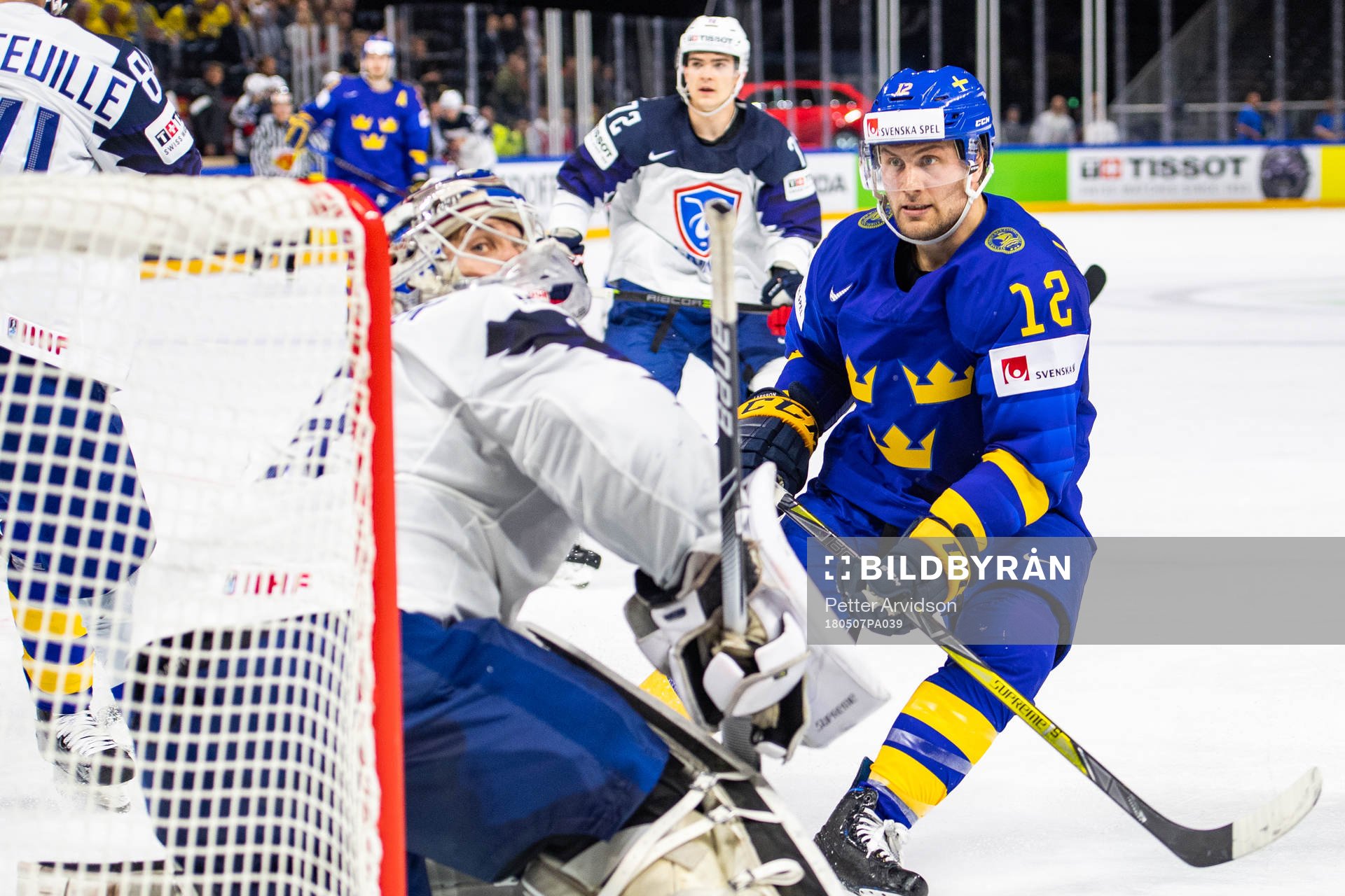 Sveriges Johan Larsson oroar framför Frankrikes målvakt
