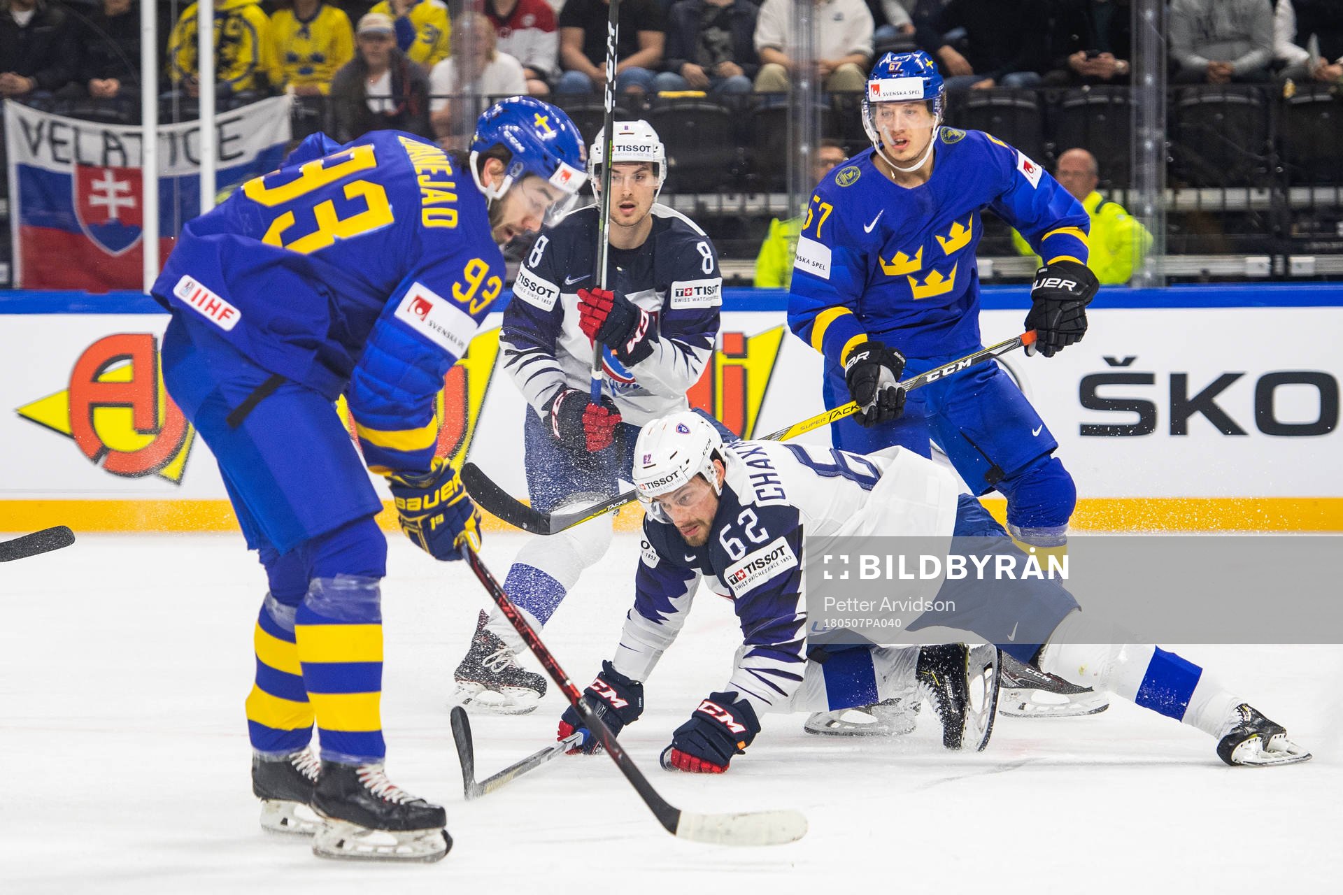 Sveriges Rickard Rakell och Mika Zibanejad i kamp om pucken