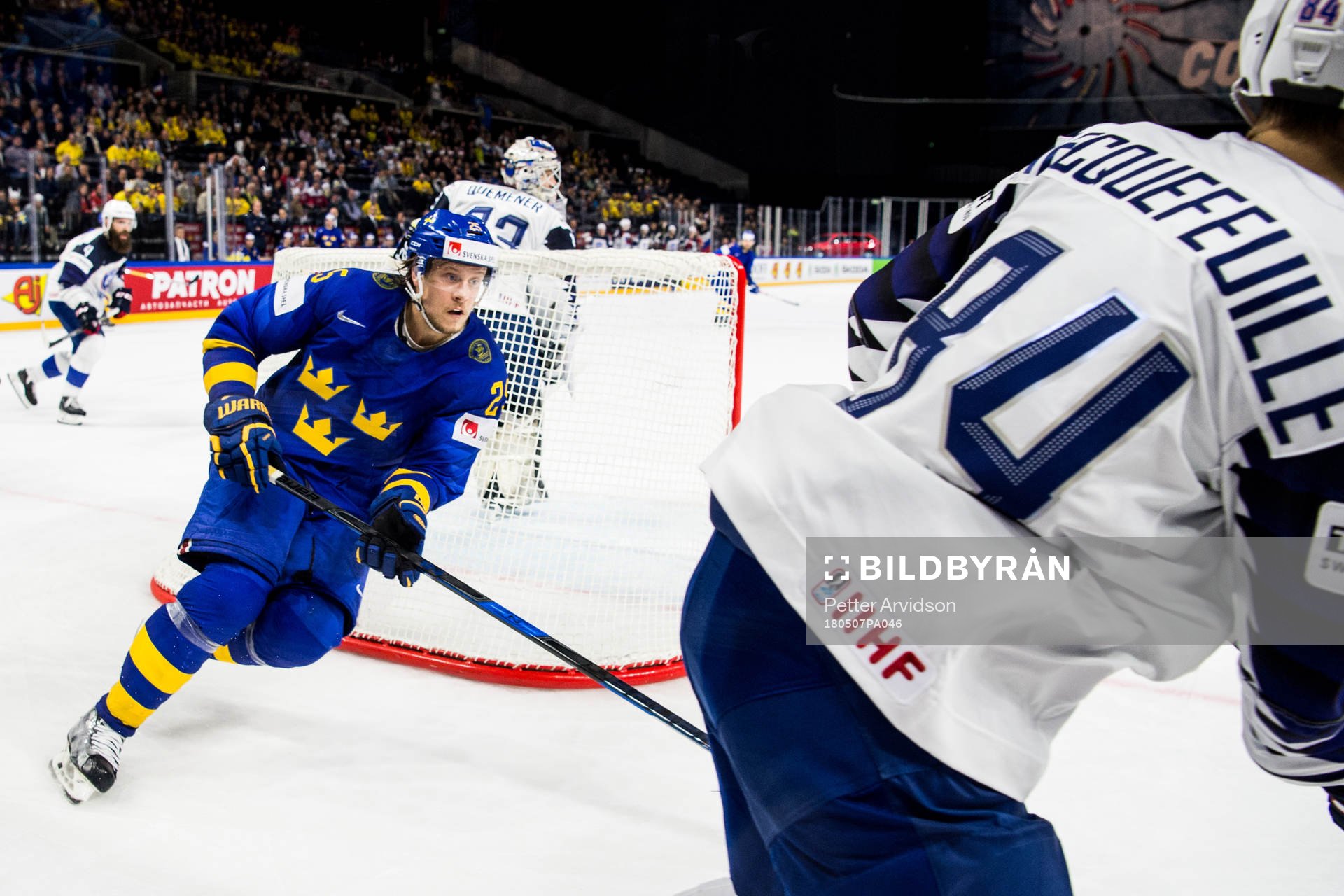Sveriges Jacob de la Rose jagar puck
