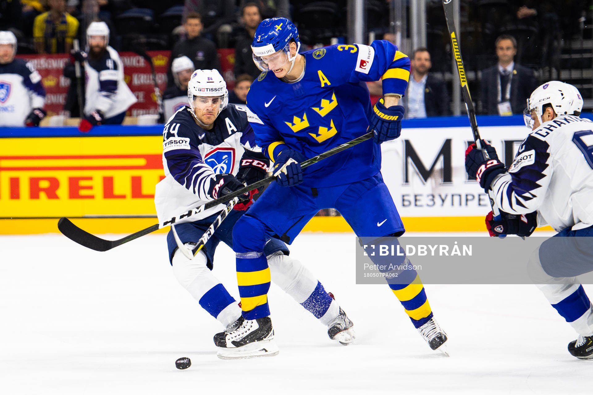 Sveriges John Klingberg i kamp om pucken med Frankrikes