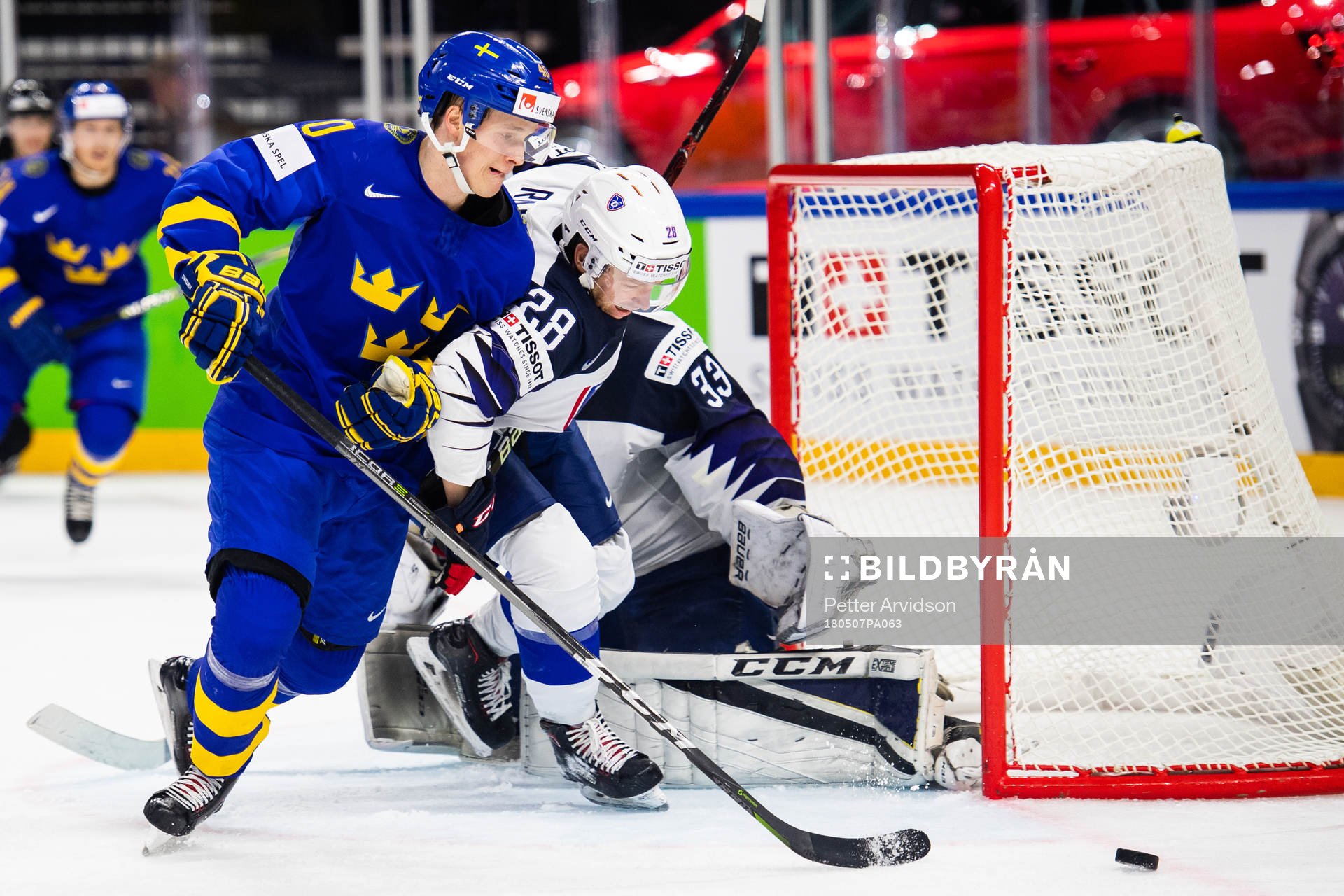Sveriges Elias Pettersson i kamp om pucken med Frankrikes