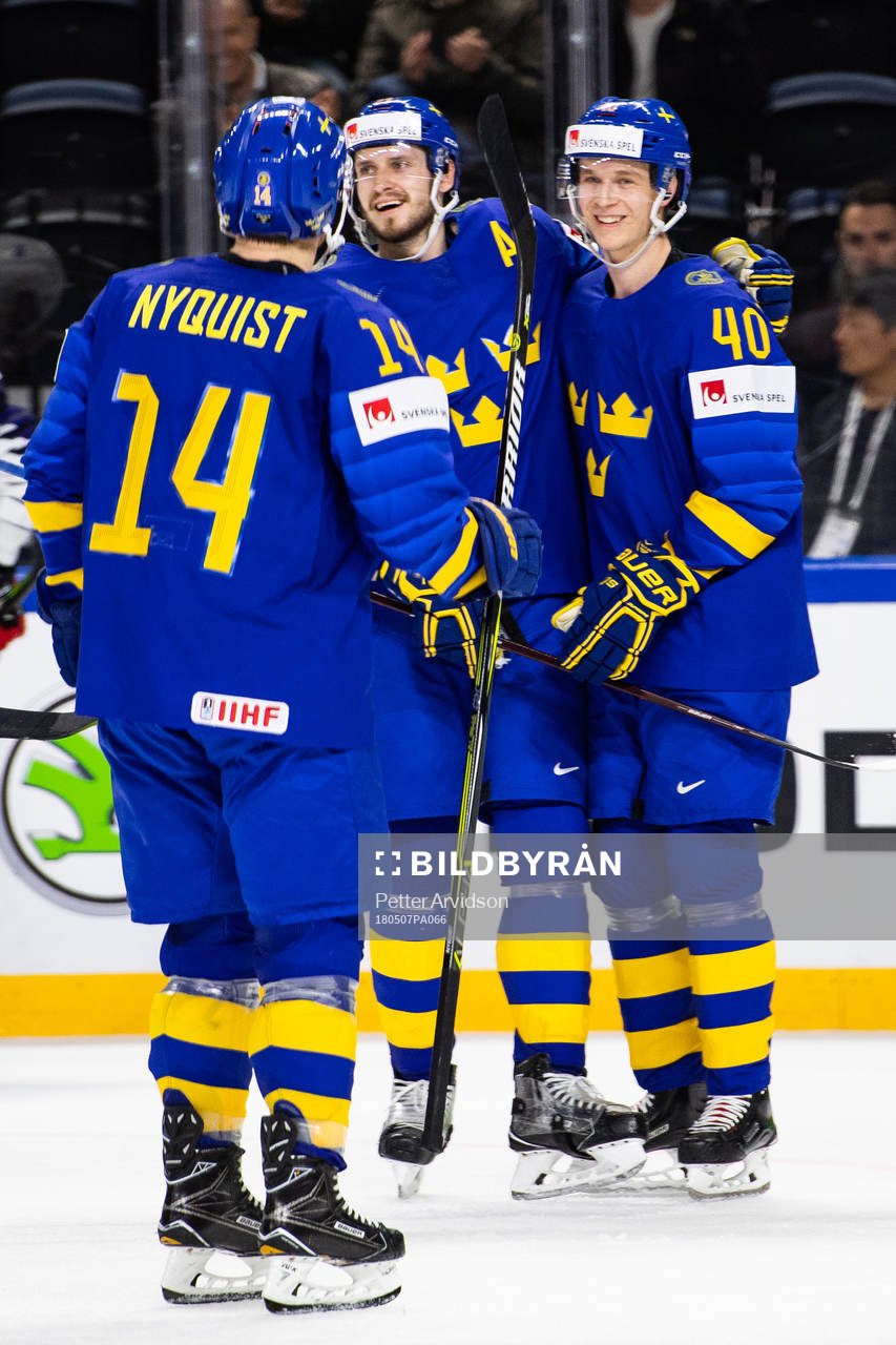 Sveriges Elias Pettersson (till höger) jublar med