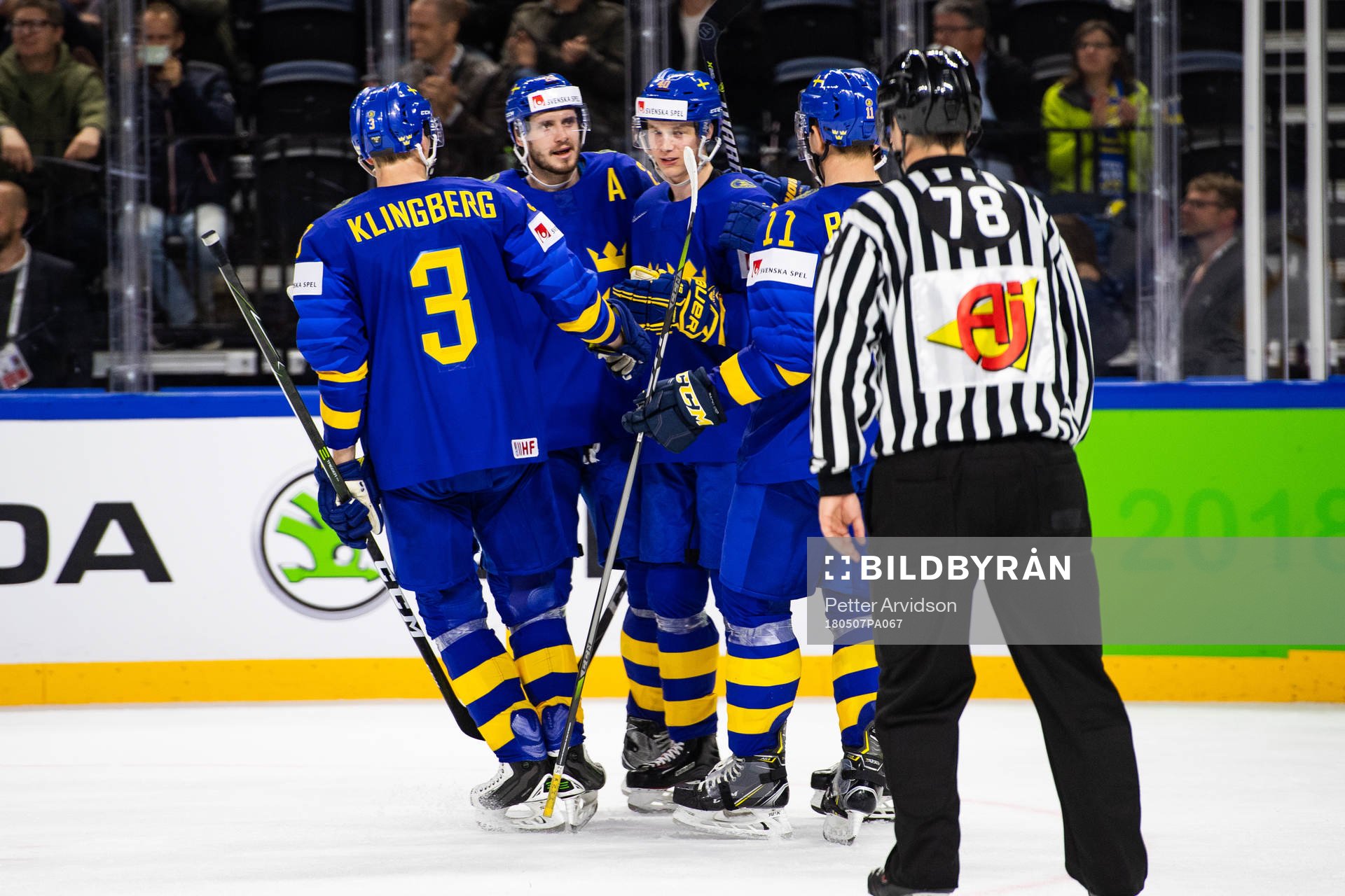 Sveriges Elias Pettersson (mitten) jublar med lagkamrater