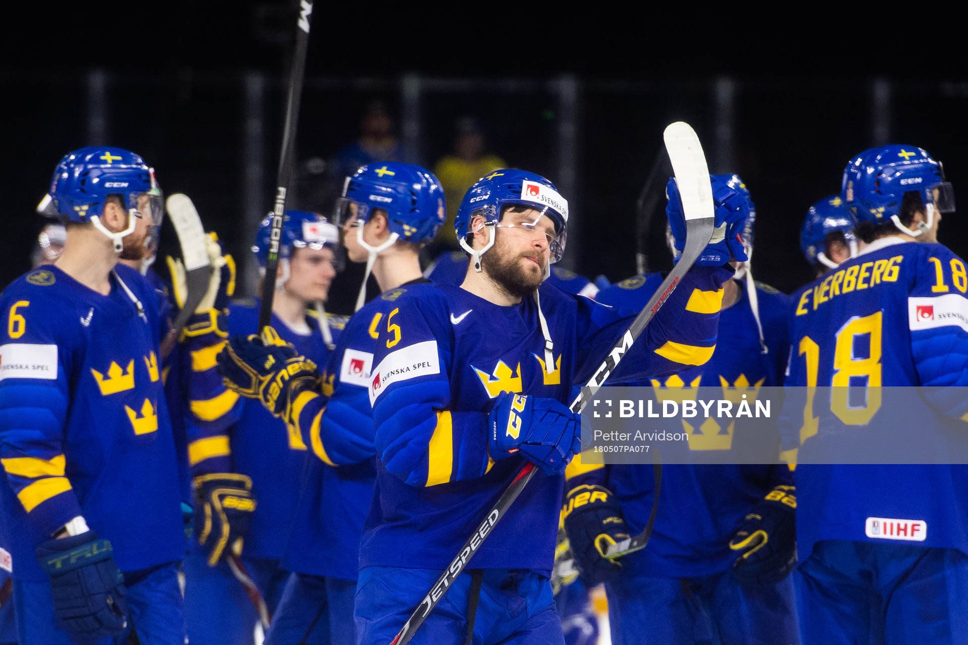 Sveriges Mikael Wikstrand jublar och tackar publiken