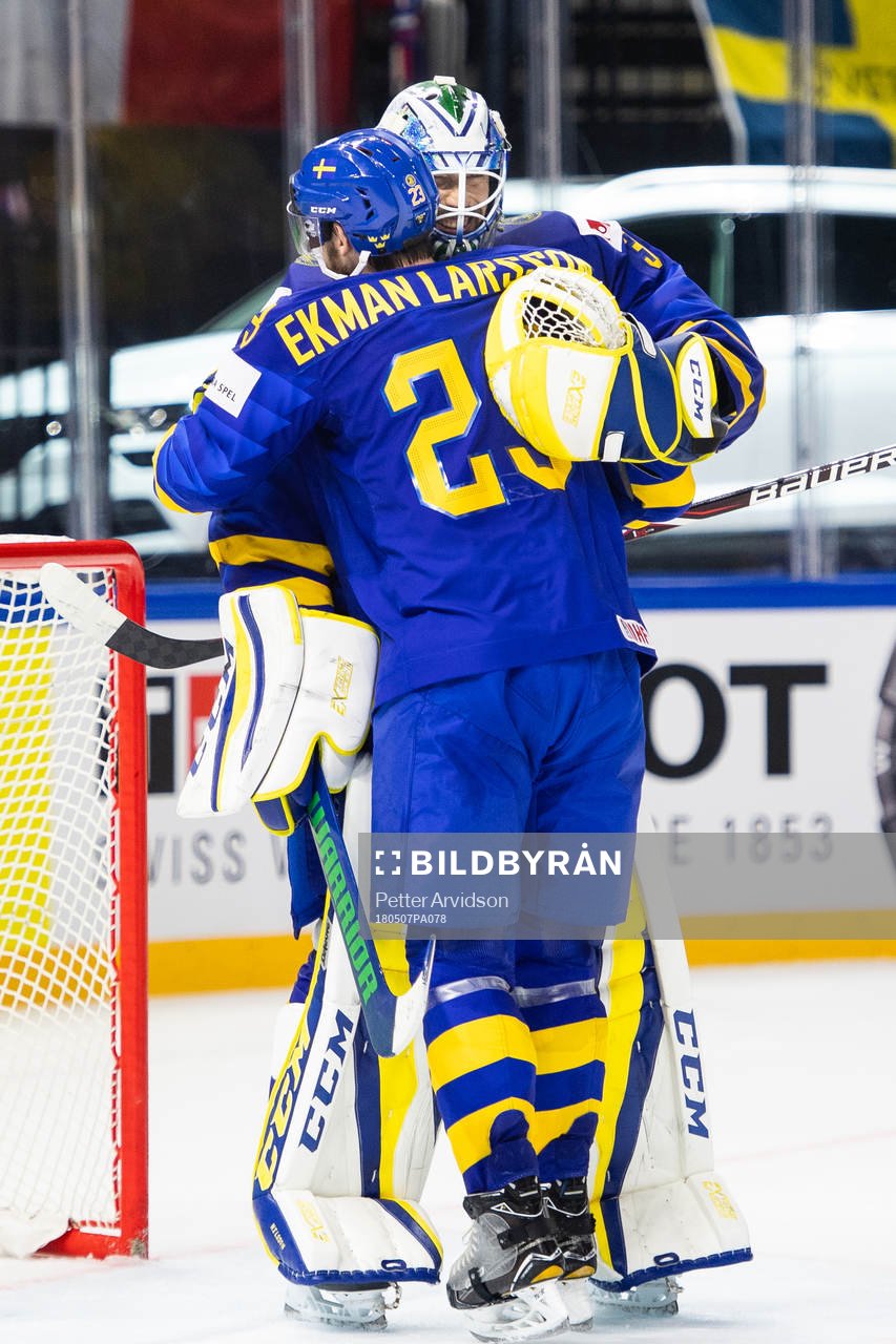Sveriges målvakt Anders Nilsson jublar med Oliver Ekman