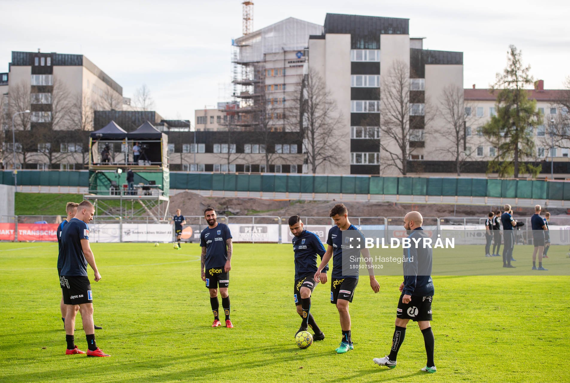 Sirius spelare värmer upp före fotbollsmatchen i