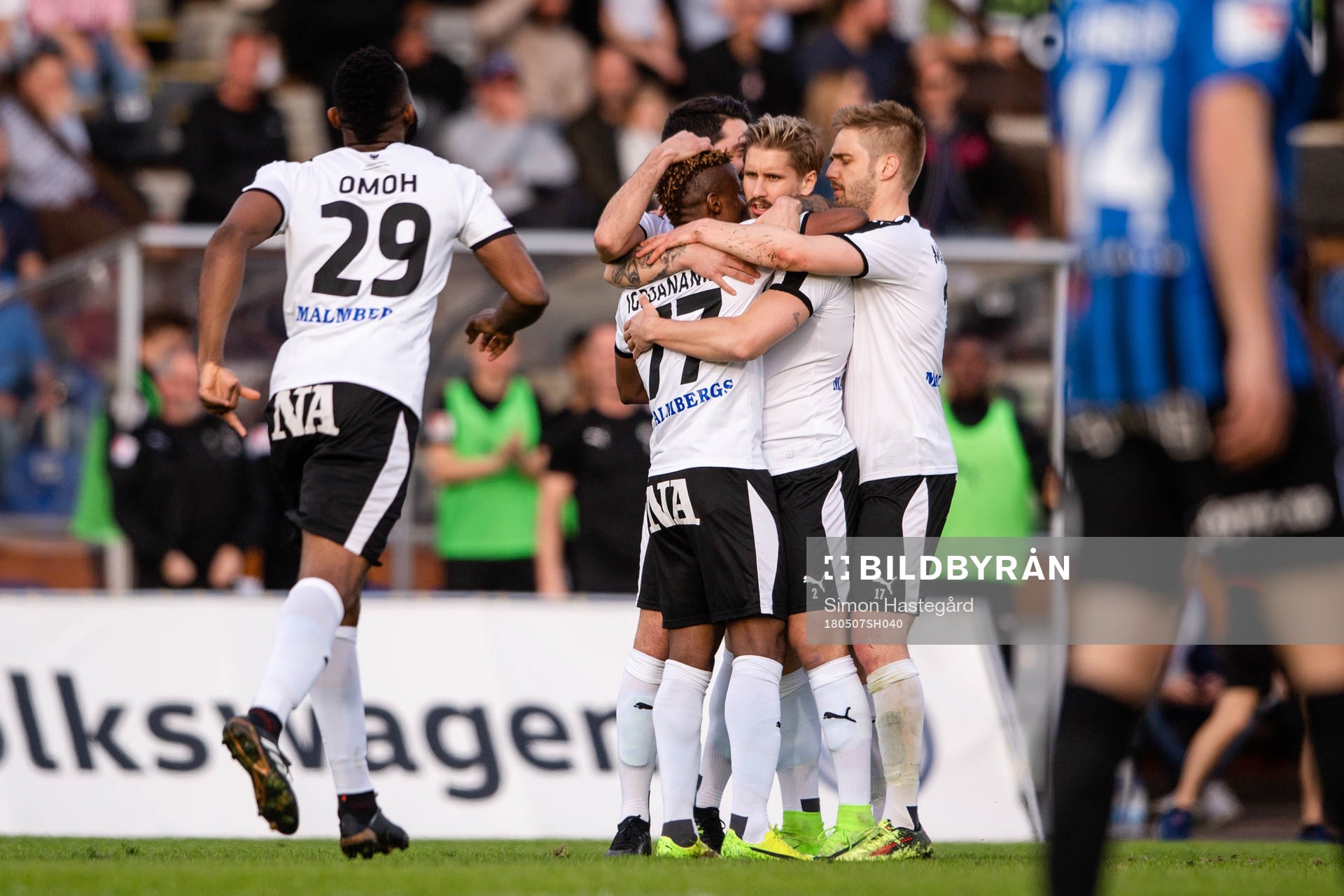 Örebros spelare jublar efter 0-1 av Kennedy Igboananike under fotbollsmatchen i Allsvenskan mellan Sirius och Örebro den 7 maj 2018 i Uppsala.