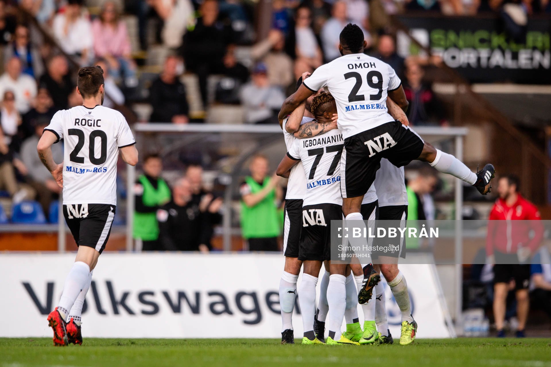 Örebros spelare jublar efter 0-1 av Kennedy Igboananike under fotbollsmatchen i Allsvenskan mellan Sirius och Örebro den 7 maj 2018 i Uppsala.