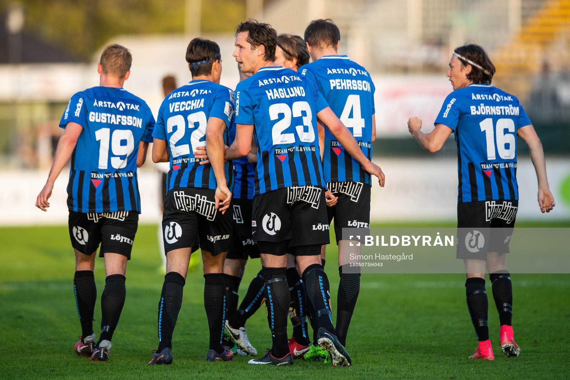 Sirius Philip Haglund jublar med lagkamrater efter att han gjort 1-1-målet under fotbollsmatchen i Allsvenskan mellan Sirius och Örebro den 7 maj 2018 i Uppsala.