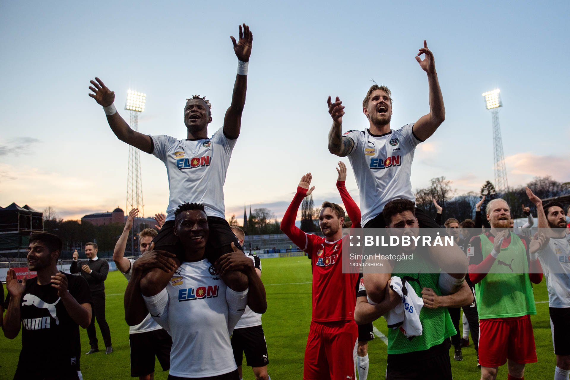 Örebros spelare jublar