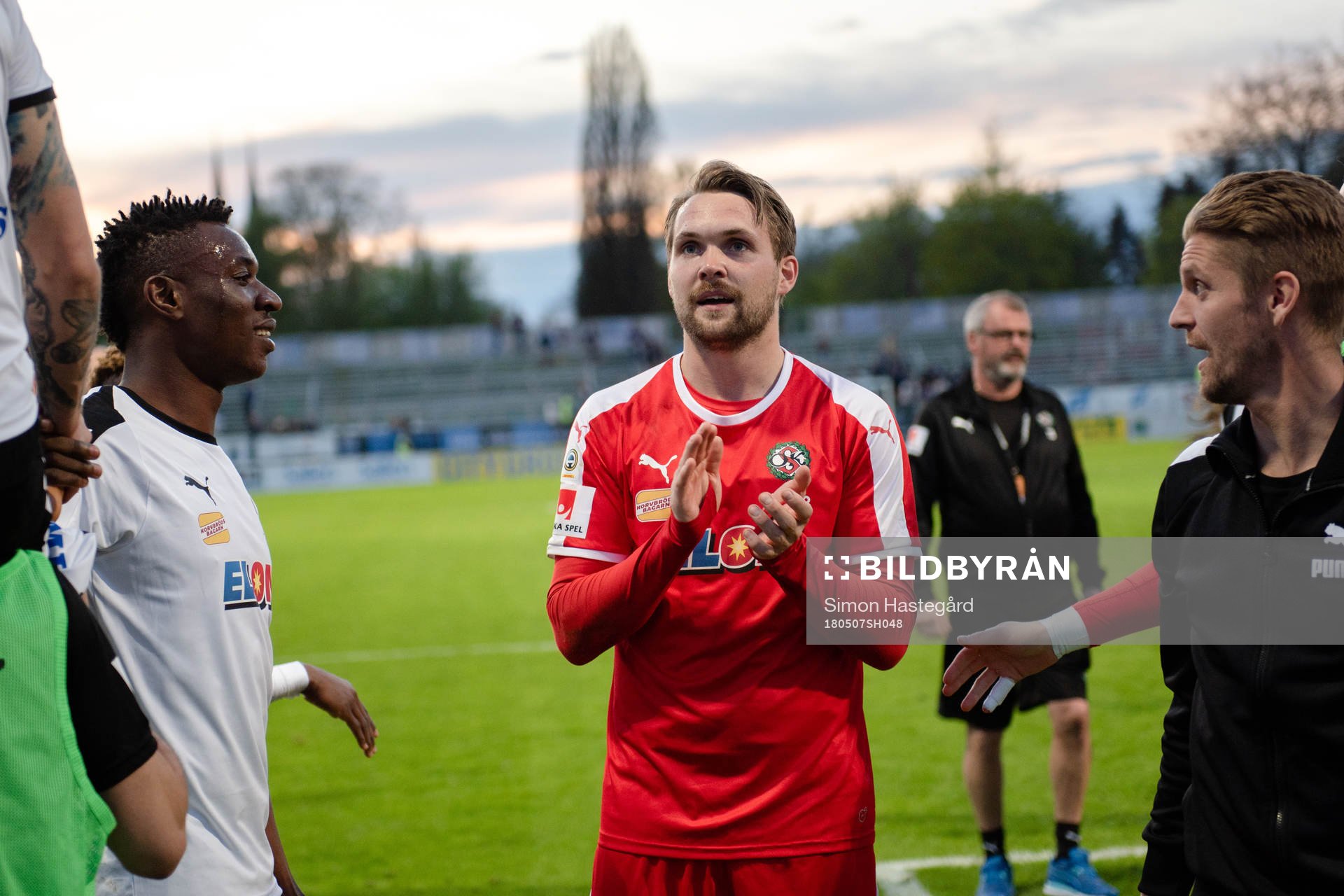 Örebros målvakt Oscar Jansson  jublar