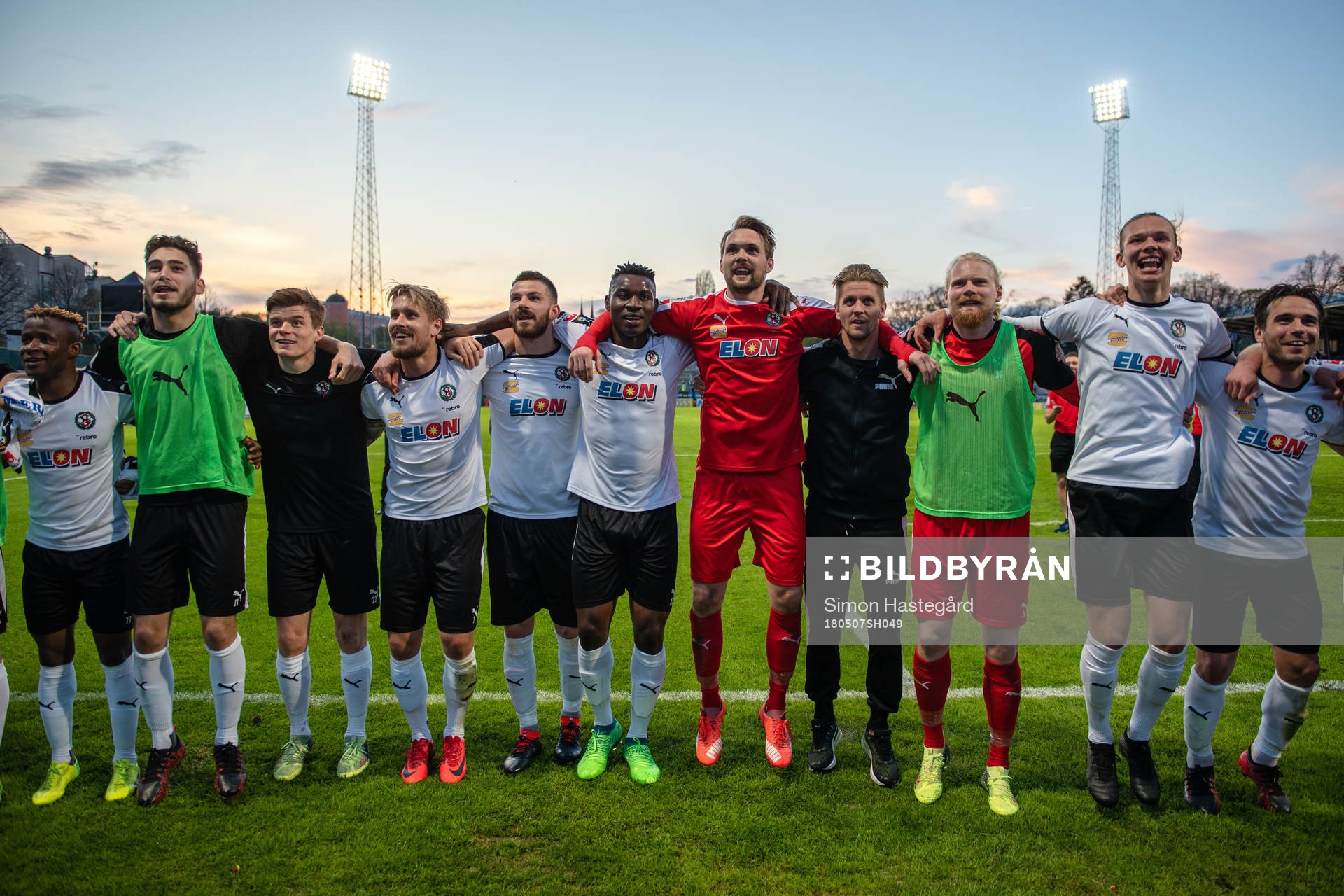 Örebros spelare jublar efter fotbollsmatchen i Allsvenskan mellan Sirius och Örebro den 7 maj 2018 i Uppsala.
