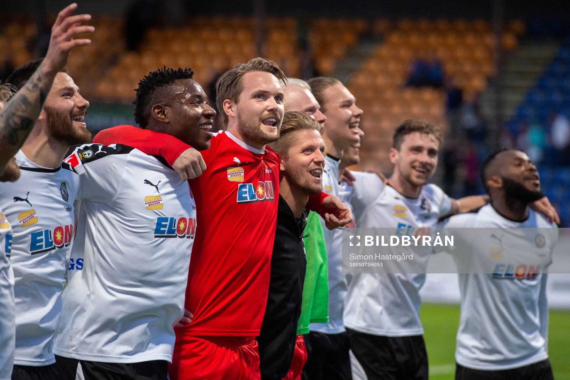Örebros målvakt Oscar Jansson jublar