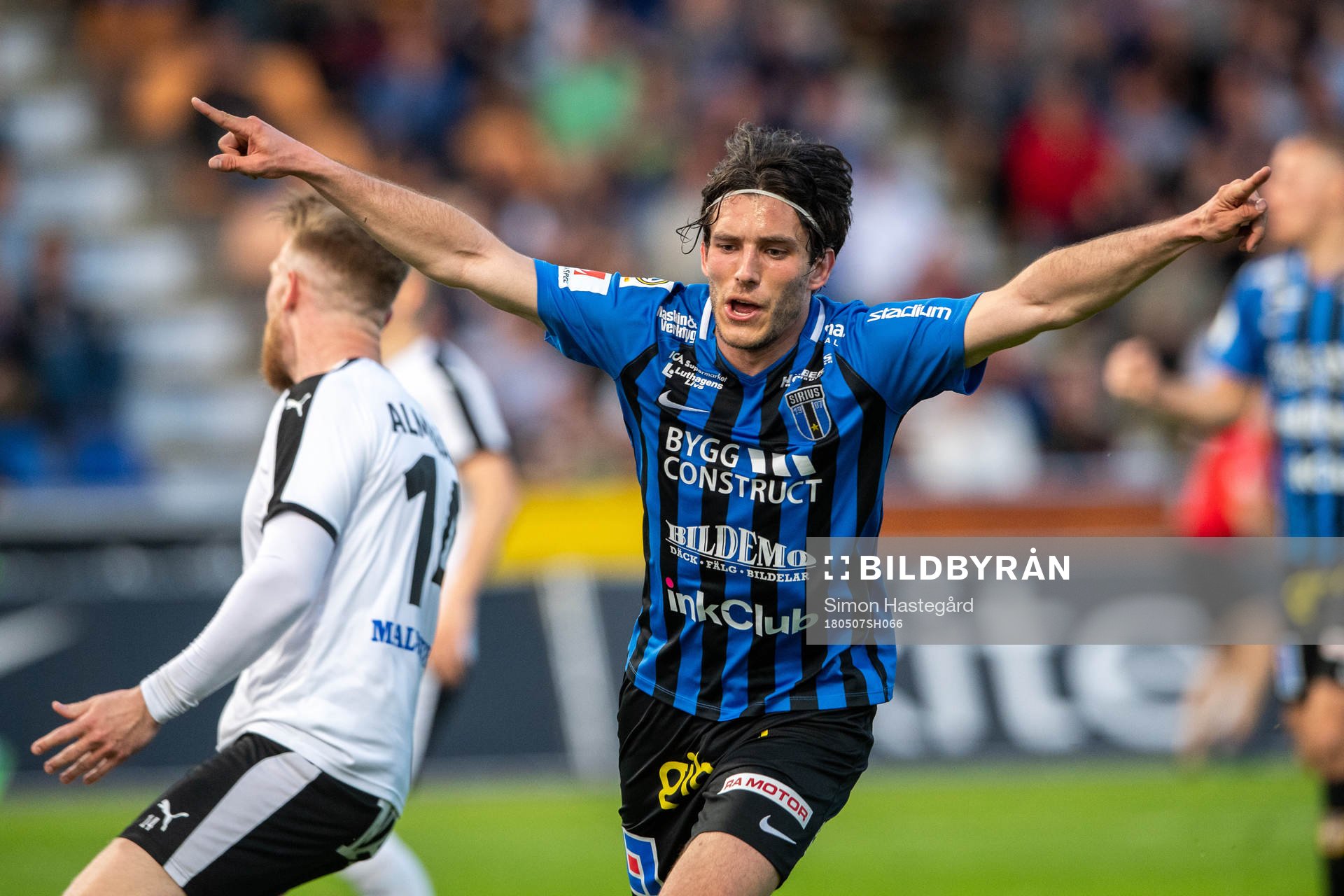 Sirius Ian Sirelius jublar efter reduceringen 2-3  under fotbollsmatchen i Allsvenskan mellan Sirius och Örebro den 7 maj 2018 i Uppsala.