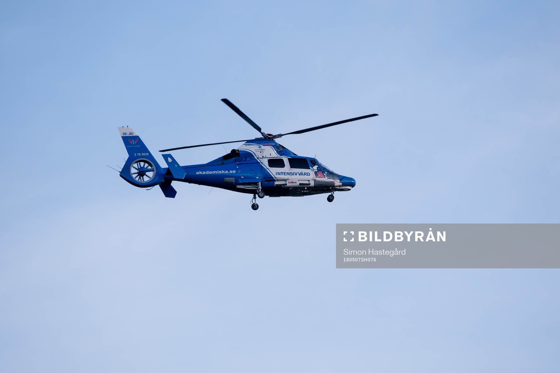 En ambulanshelikopter passerar planen