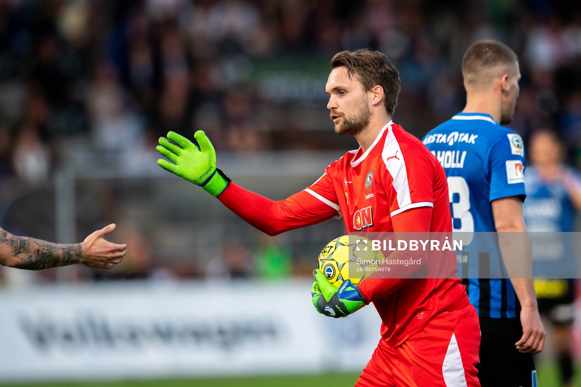 Örebros målvakt Oscar Jansson jublar