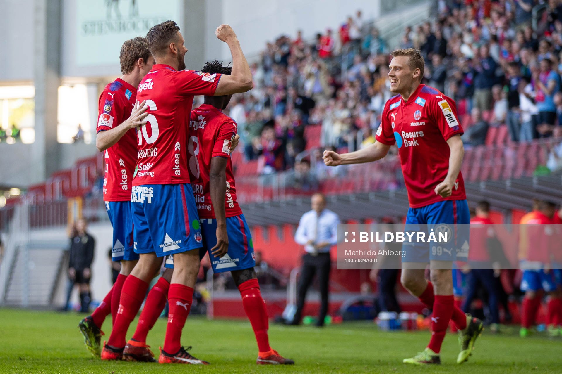 Helsingborgs Abdri Runar Bjarnason jublar med lagkamrater efter att han gjort 1-0 under fotbollsmatchen i Superettan mellan Helsingborg och GAIS den 8 maj 2018 i Helsingborg.