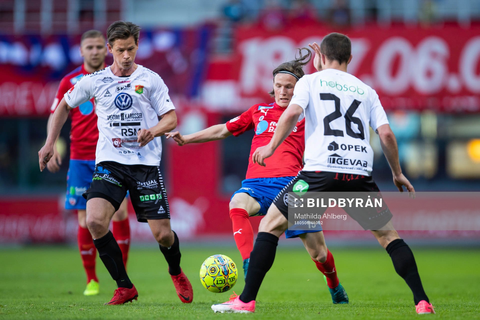 GAIS Dusan Djuric och Calle Wede försvarar mot Helsingborgs Max Svensson under fotbollsmatchen i Superettan mellan Helsingborg och GAIS den 8 maj 2018 i Helsingborg.