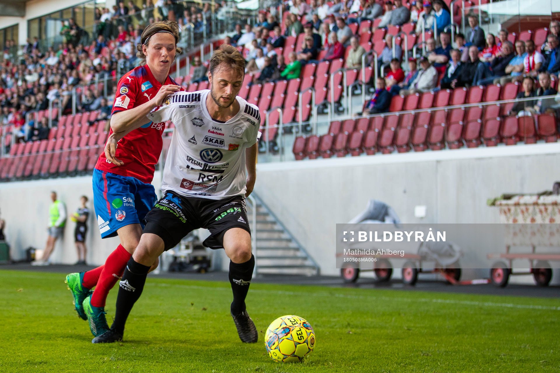 Helsingborgs Max Svensson i kamp om bollen med GAIS Niklas