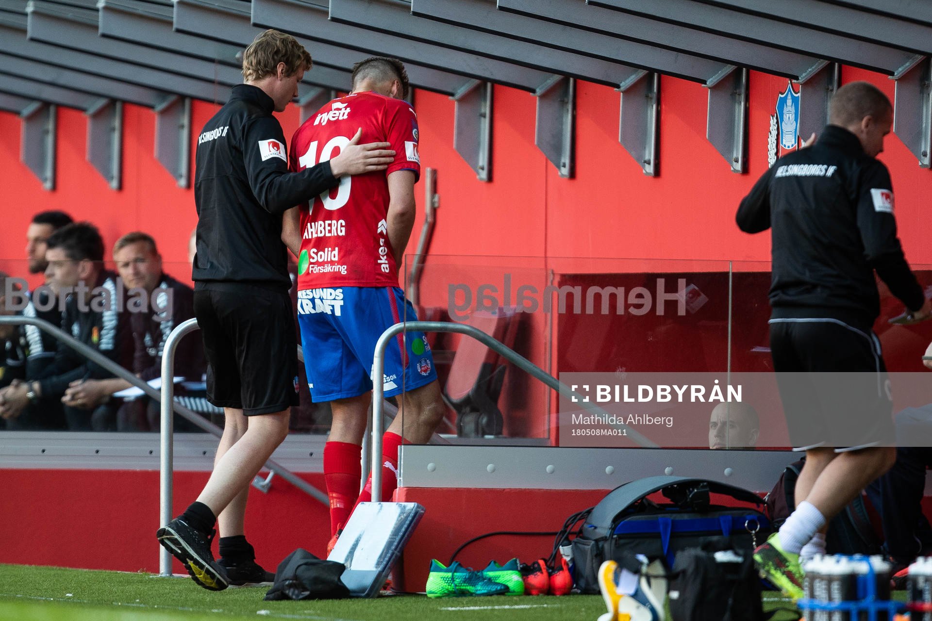 Helsingborgs Mikael Dahlberg lämnar plan skadad