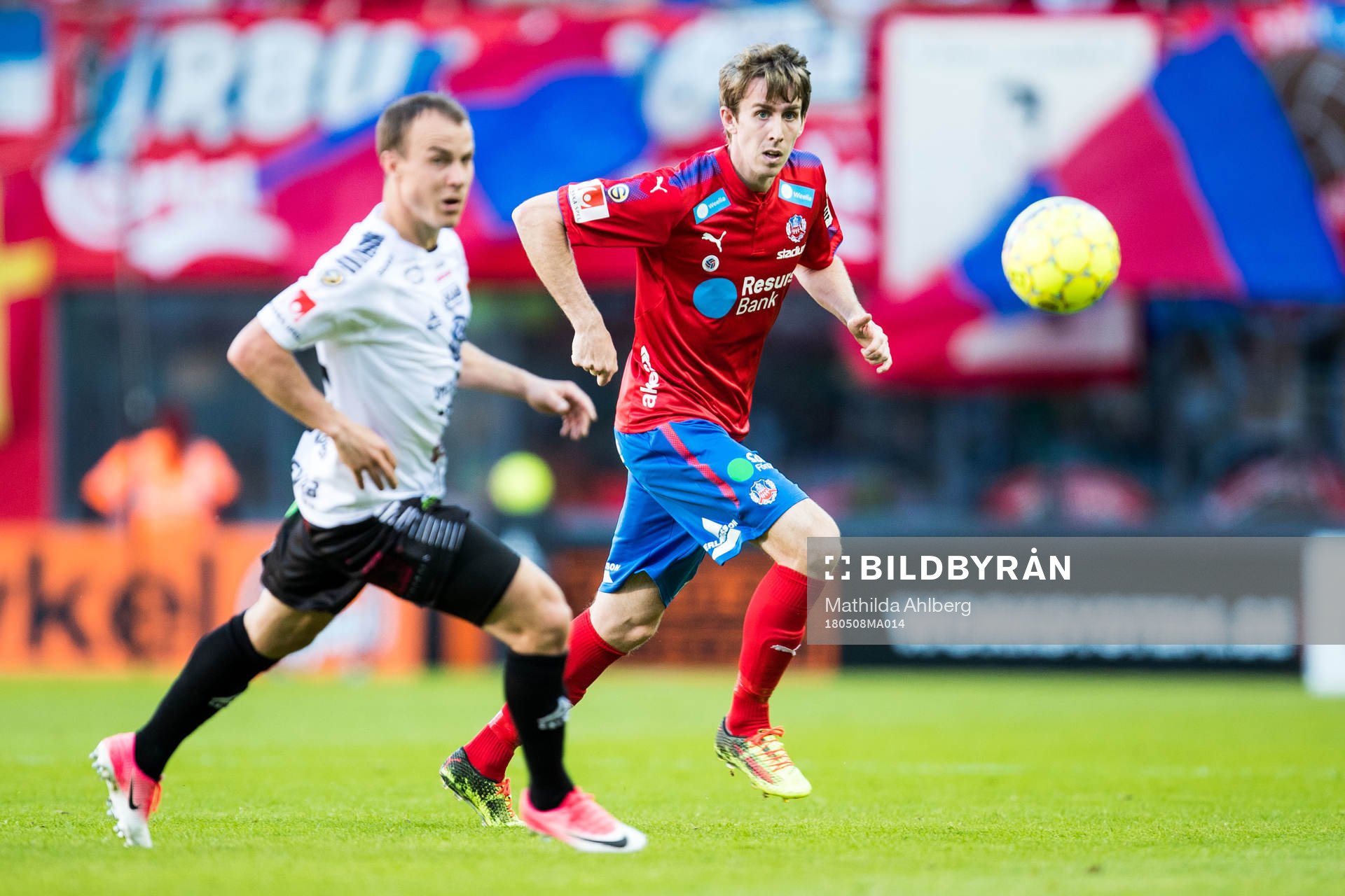  GAIS Calle Wede och Helsingborgs Adam Eriksson under fotbollsmatchen i Superettan mellan Helsingborg och GAIS den 8 maj 2018 i Helsingborg.