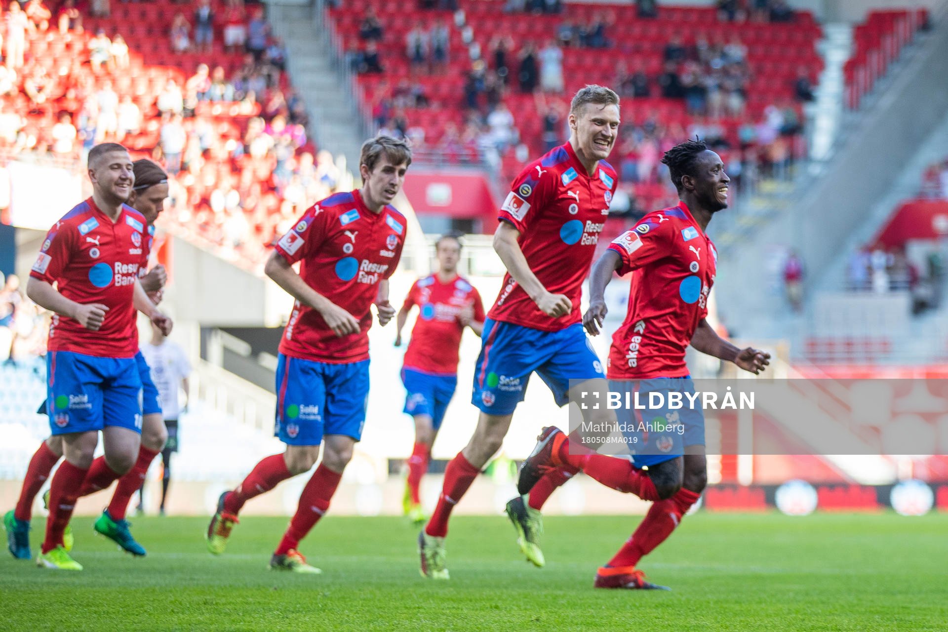 Helsingborgs Abdri Runar Bjarnason (mitten) jublar med lagkamrater efter att han gjort 1-0-målet under fotbollsmatchen i Superettan mellan Helsingborg och GAIS den 8 maj 2018 i Helsingborg.