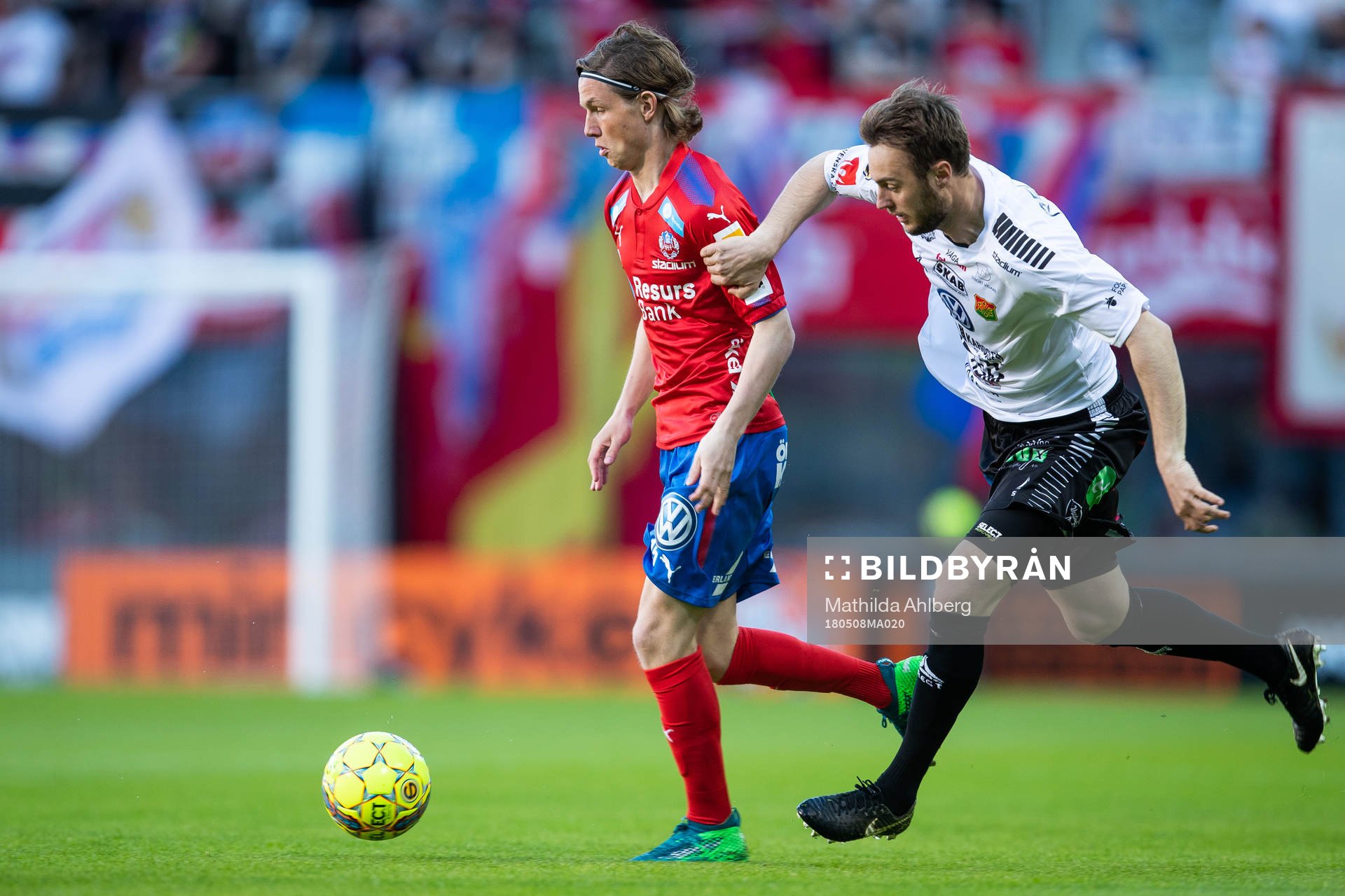 Helsingborgs Max Svensson i kamp om bollen med GAIS Niklas Olsson under fotbollsmatchen i Superettan mellan Helsingborg och GAIS den 8 maj 2018 i Helsingborg.